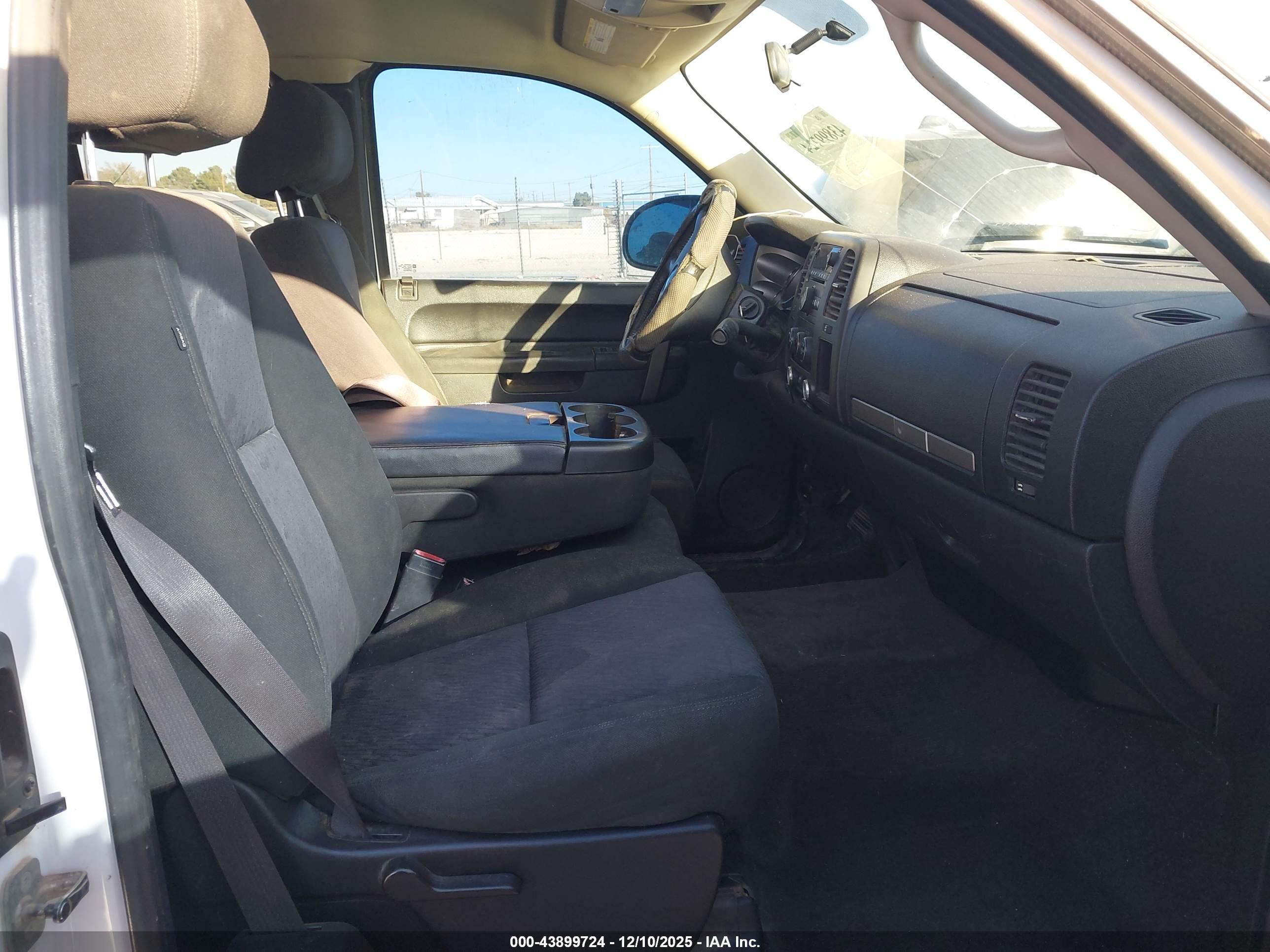 CHEVROLET SILVERADO image 5