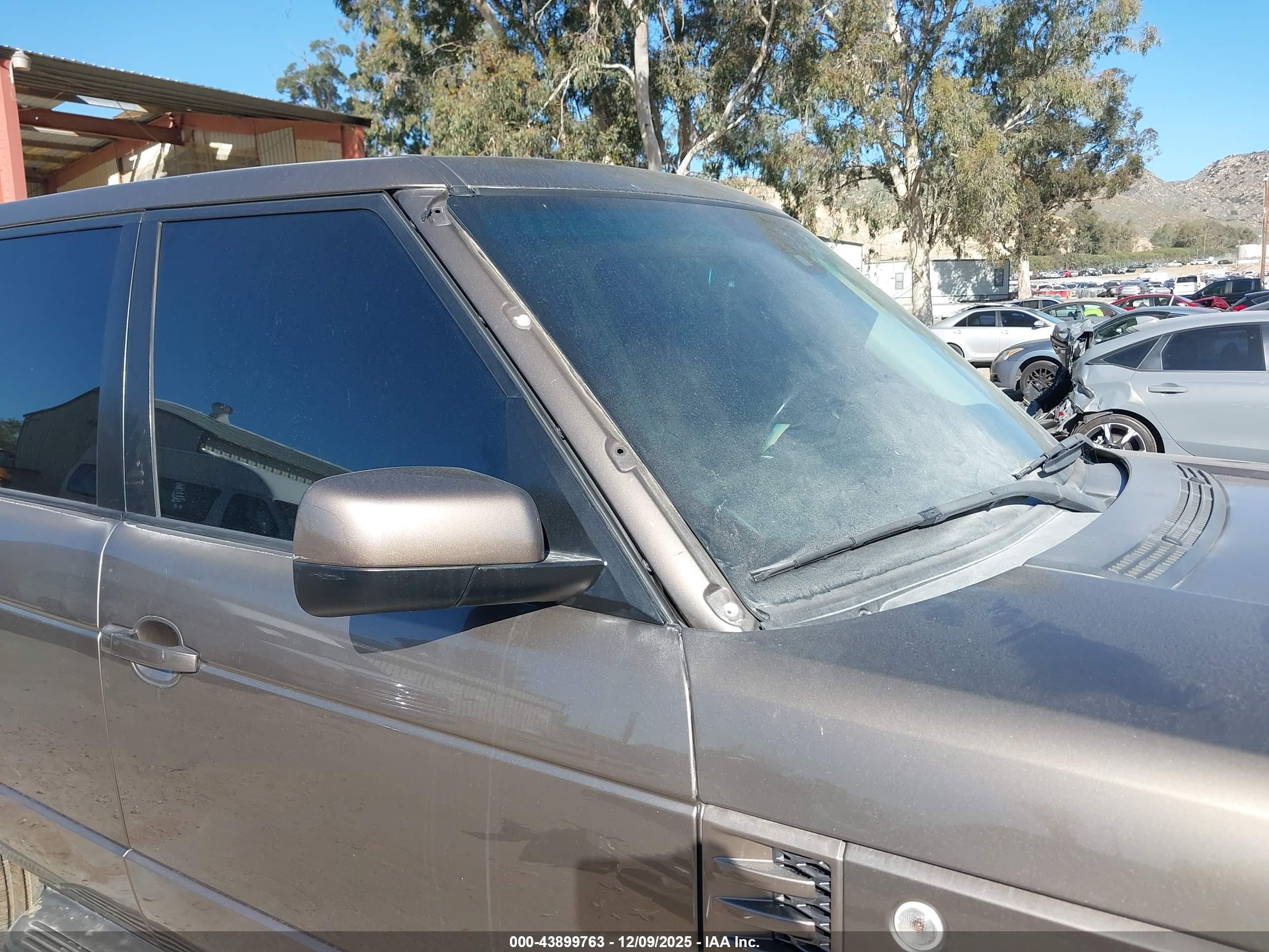 LAND ROVER image 6