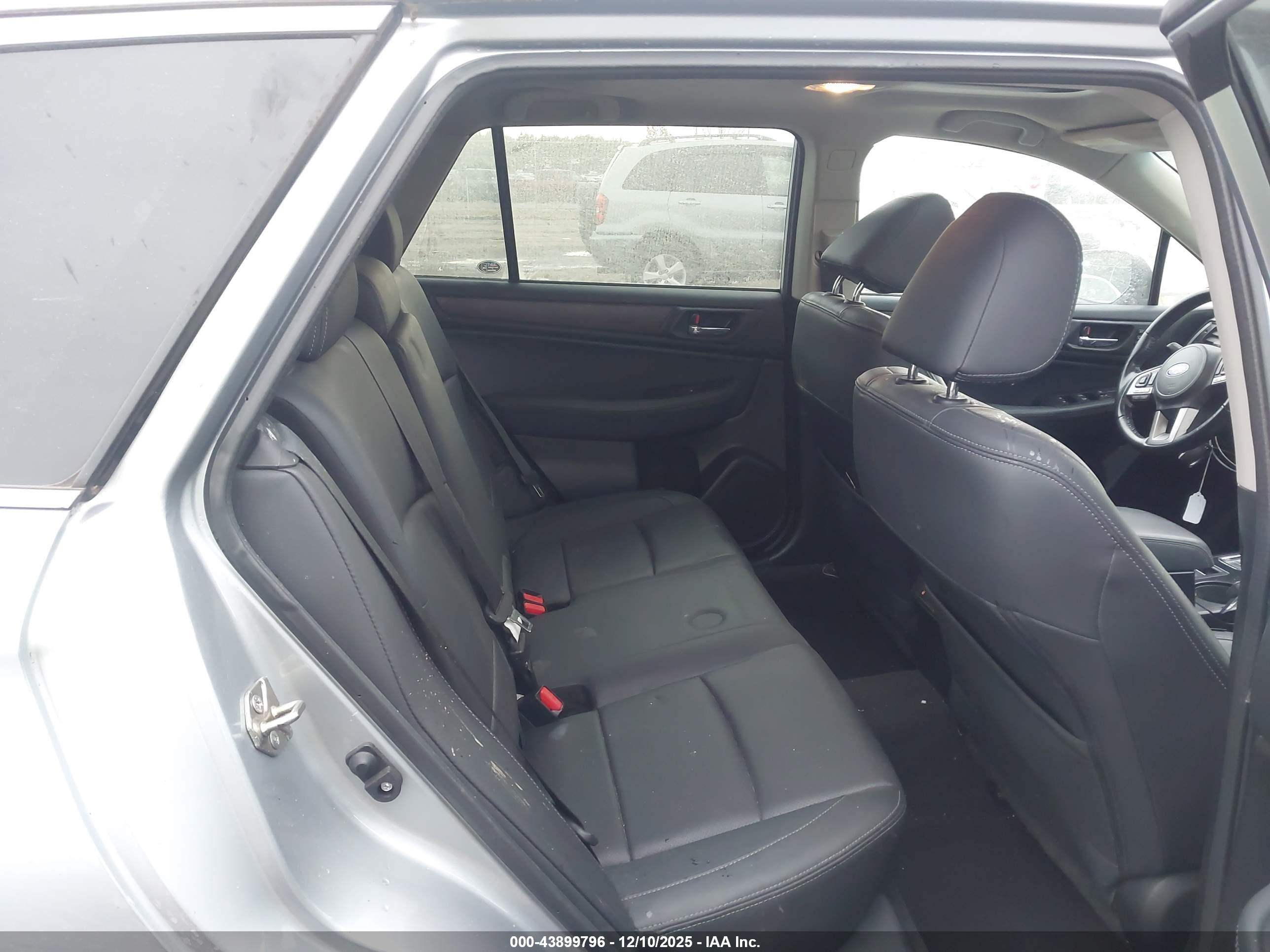 SUBARU OUTBACK image 8