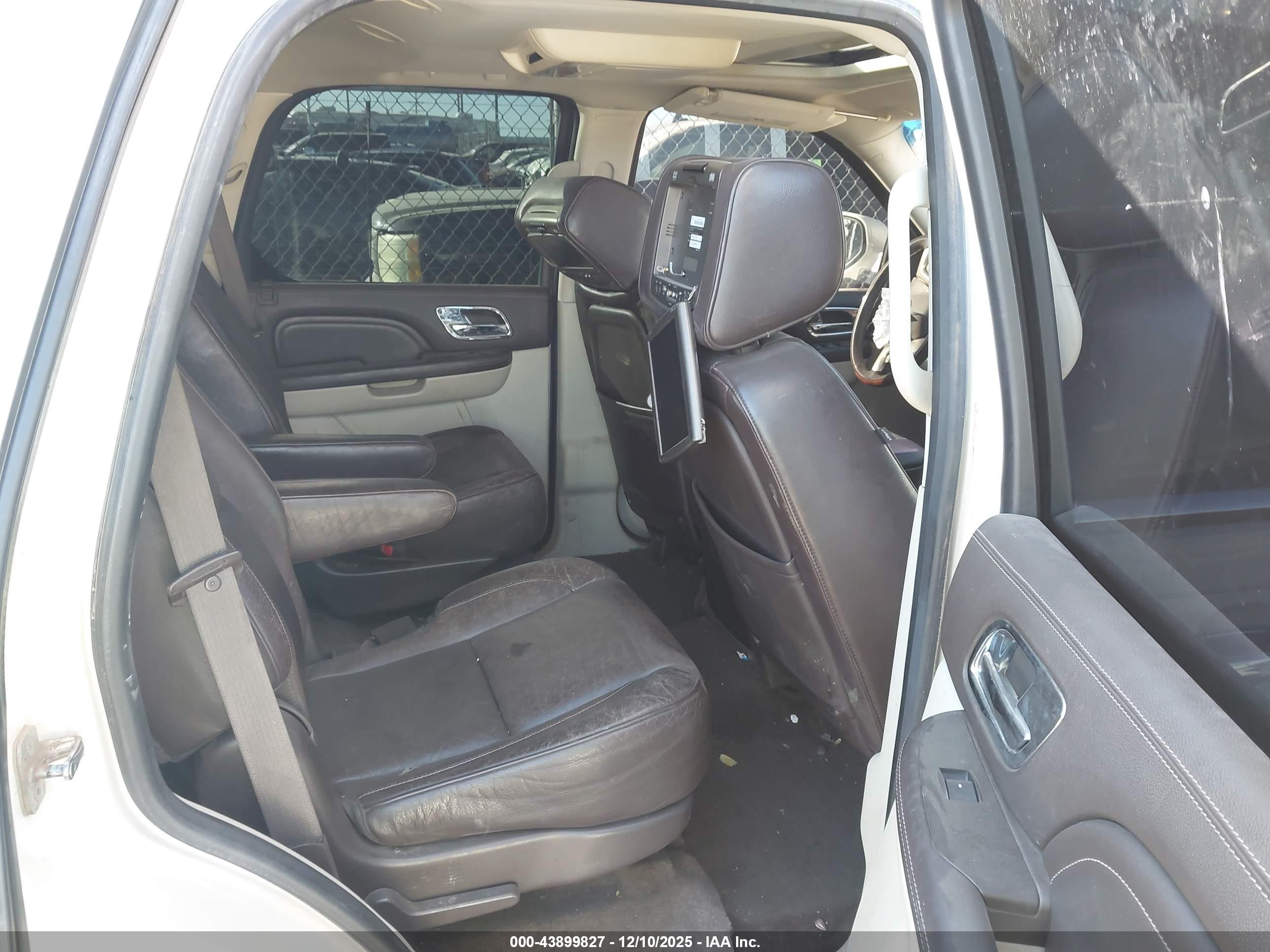 CADILLAC ESCALADE image 8