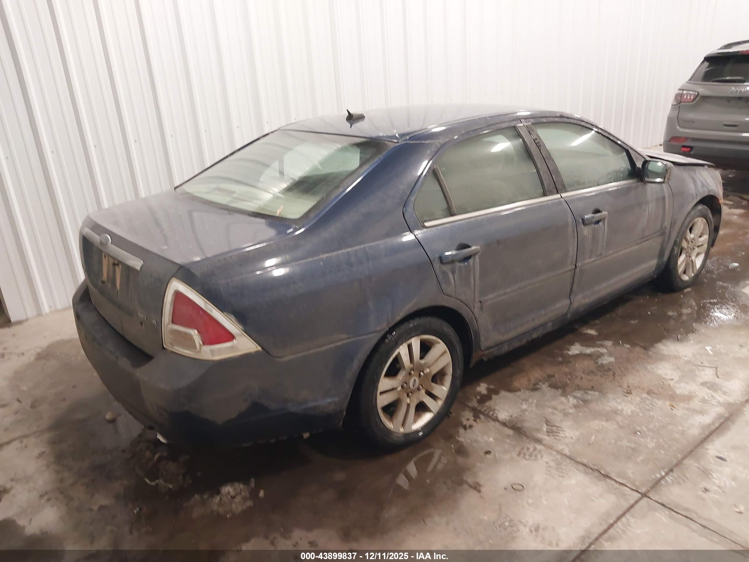 FORD FUSION image 4