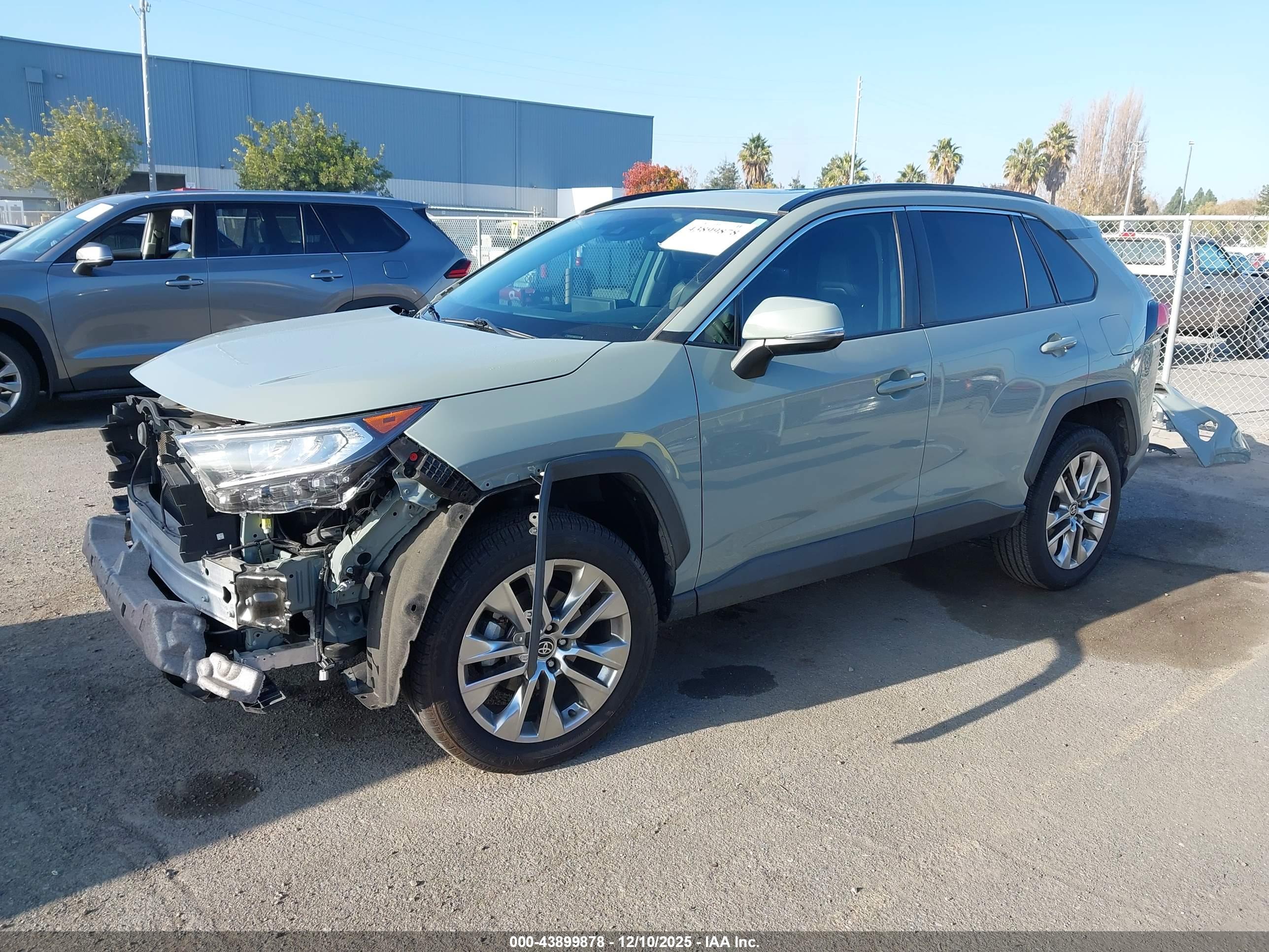 TOYOTA RAV4 image 2