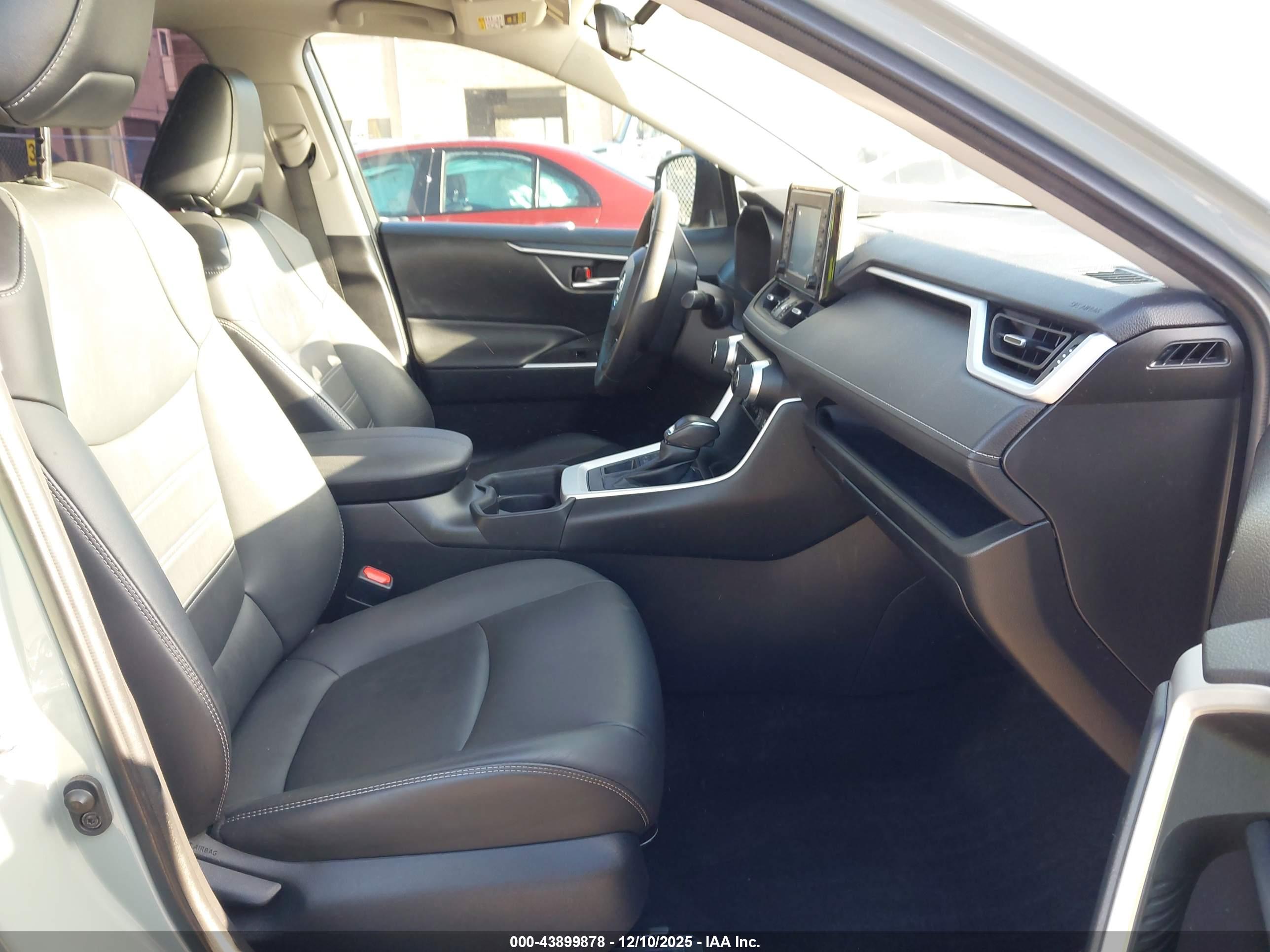 TOYOTA RAV4 image 5