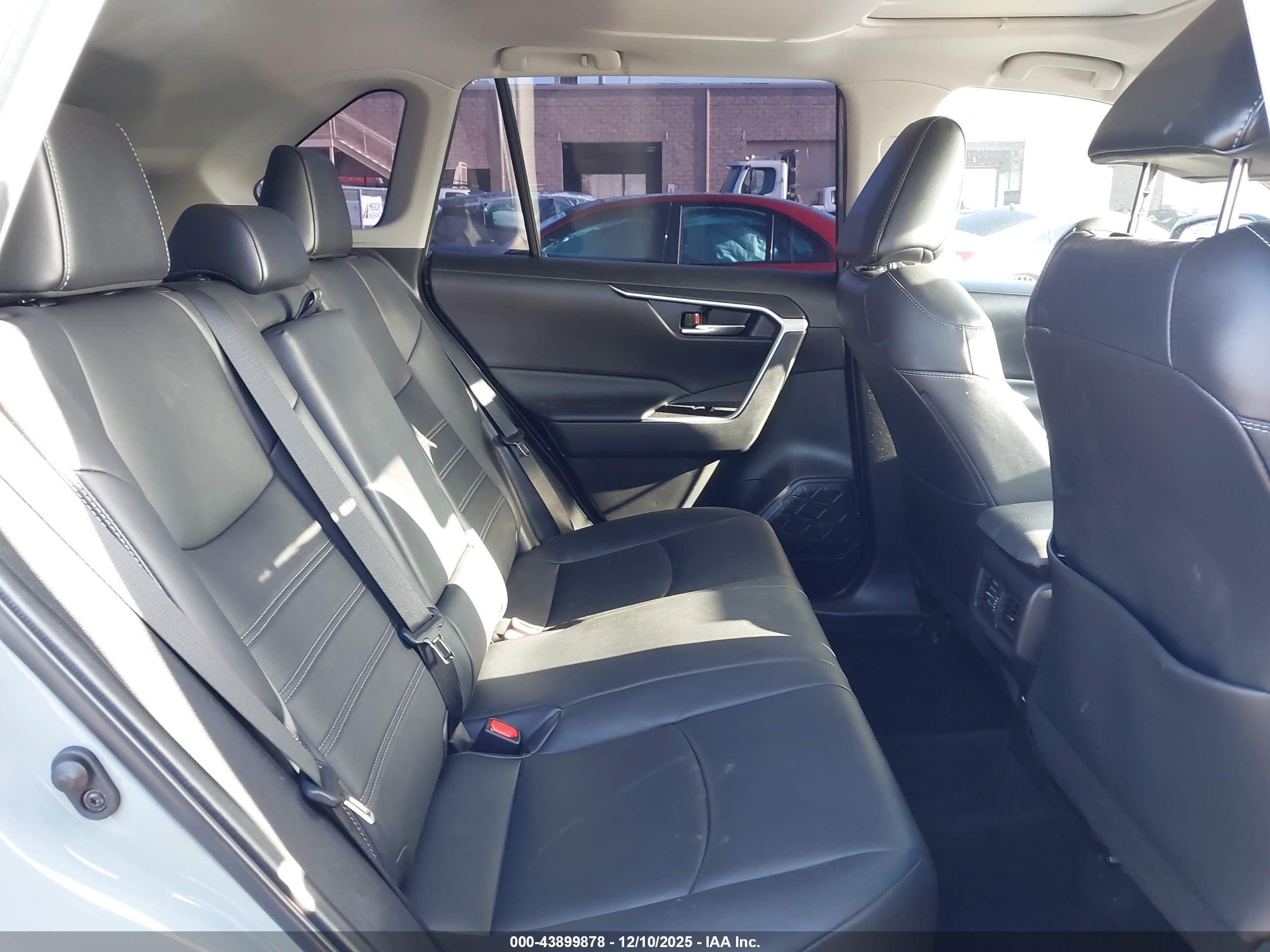 TOYOTA RAV4 image 8