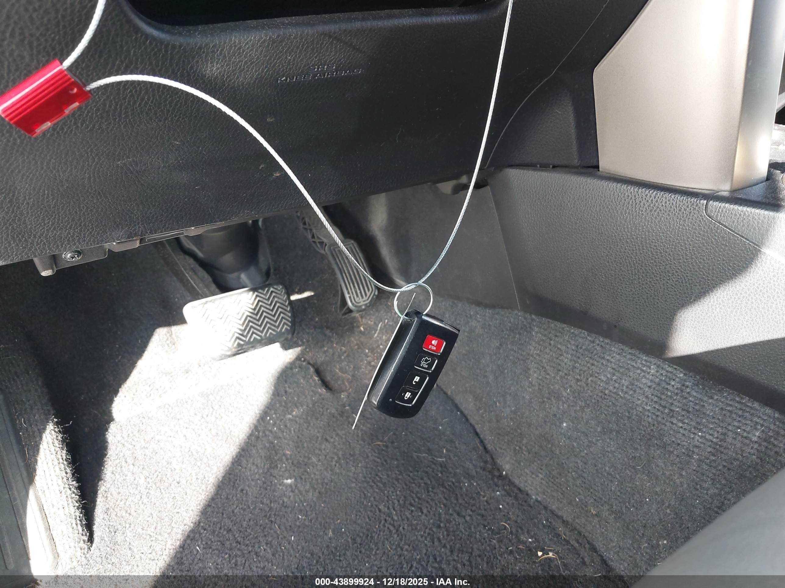 TOYOTA RAV4 image 11