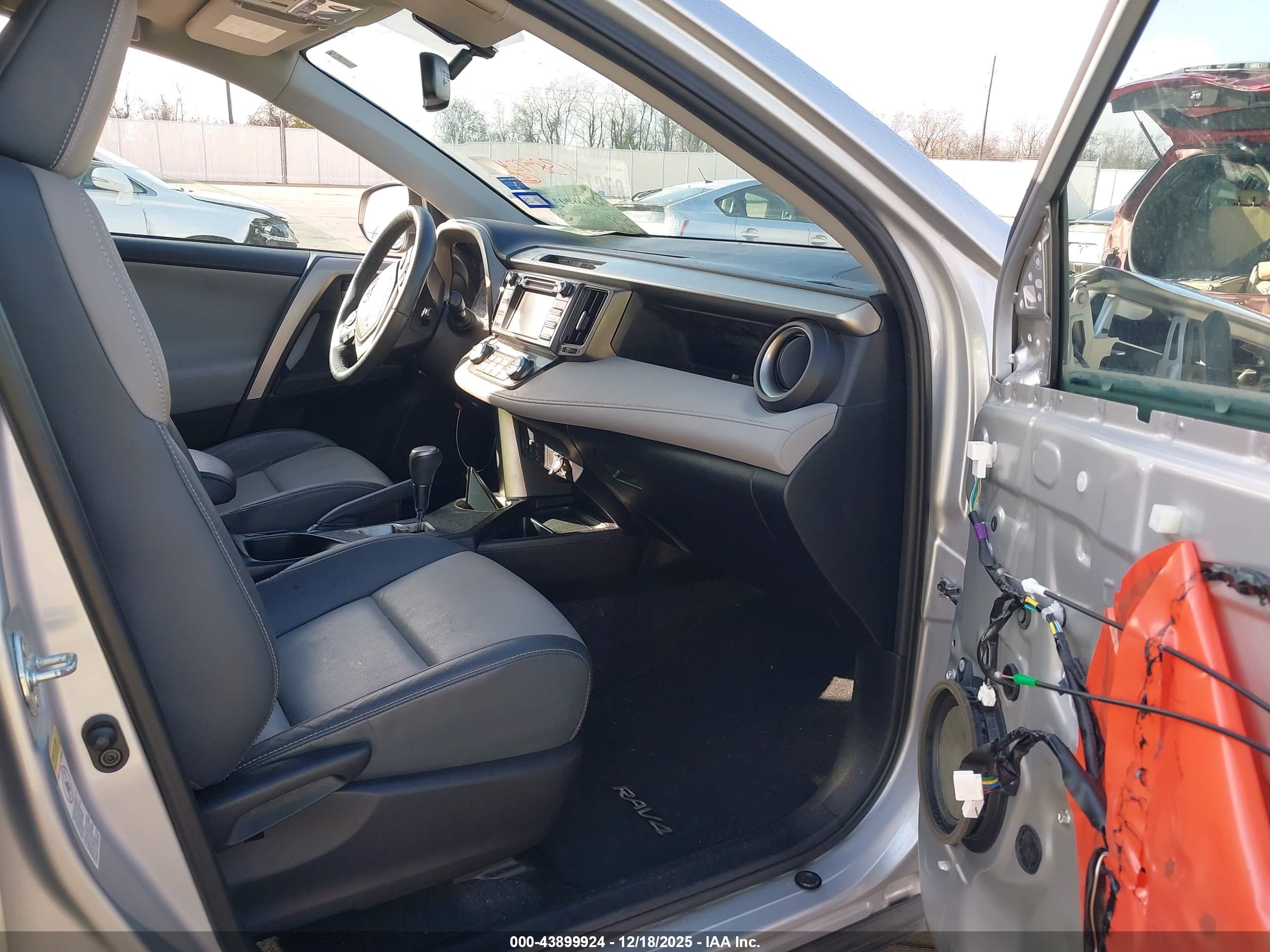 TOYOTA RAV4 image 5