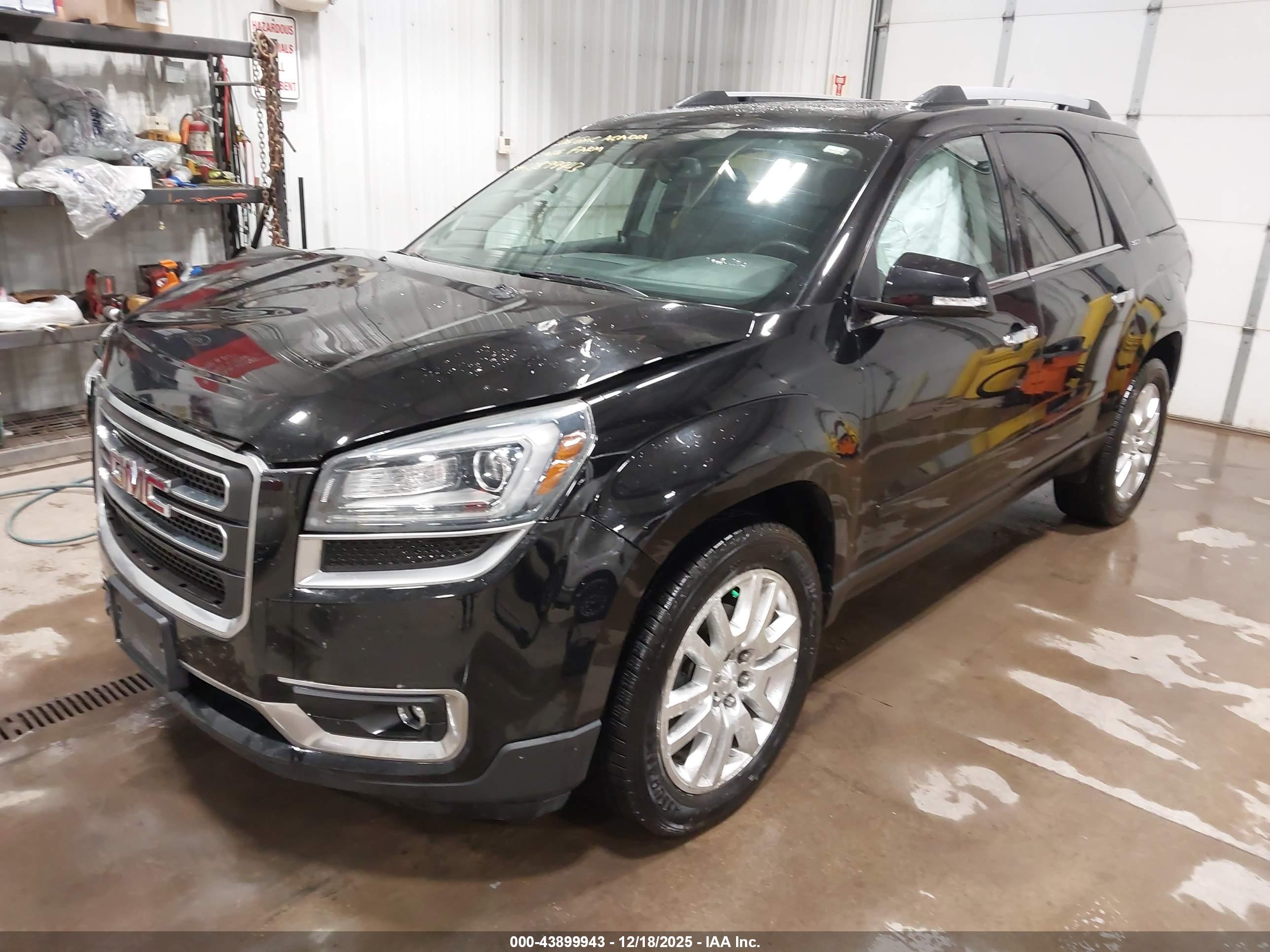 GMC ACADIA image 2