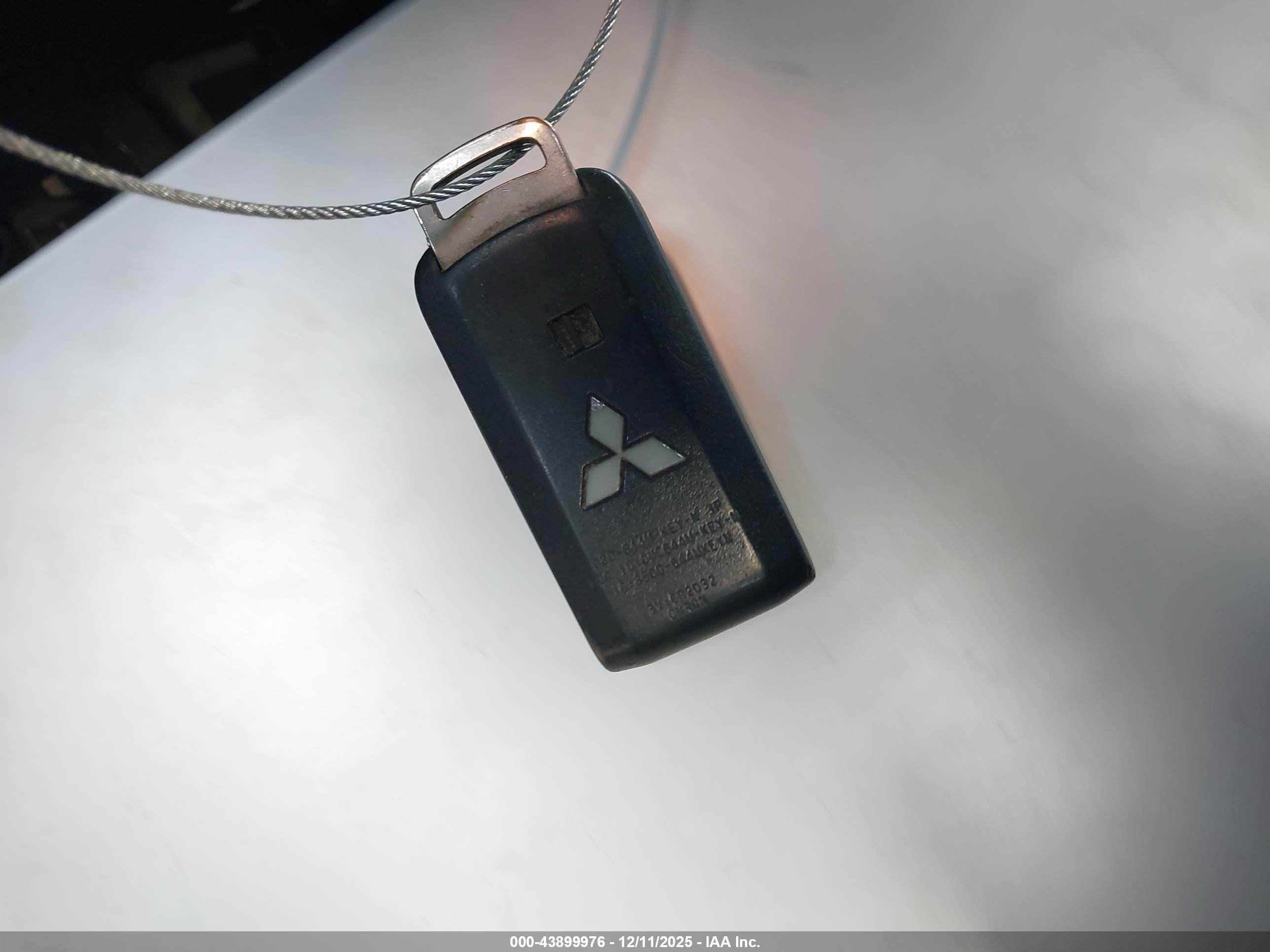 MITSUBISHI OUTLANDER image 11