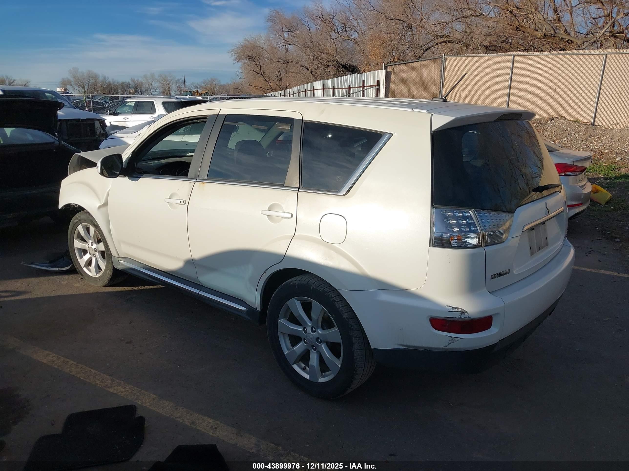MITSUBISHI OUTLANDER image 3