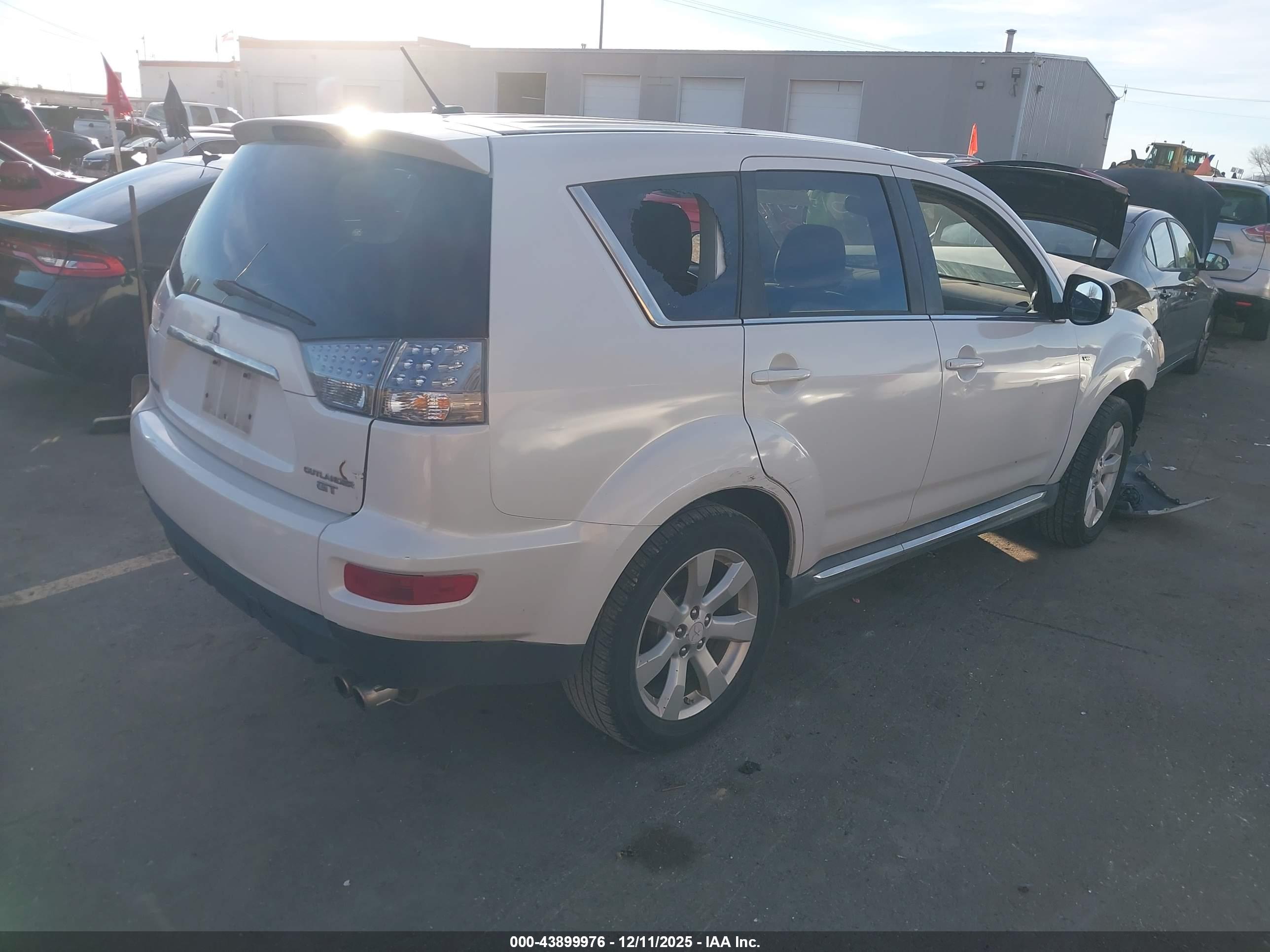 MITSUBISHI OUTLANDER image 4
