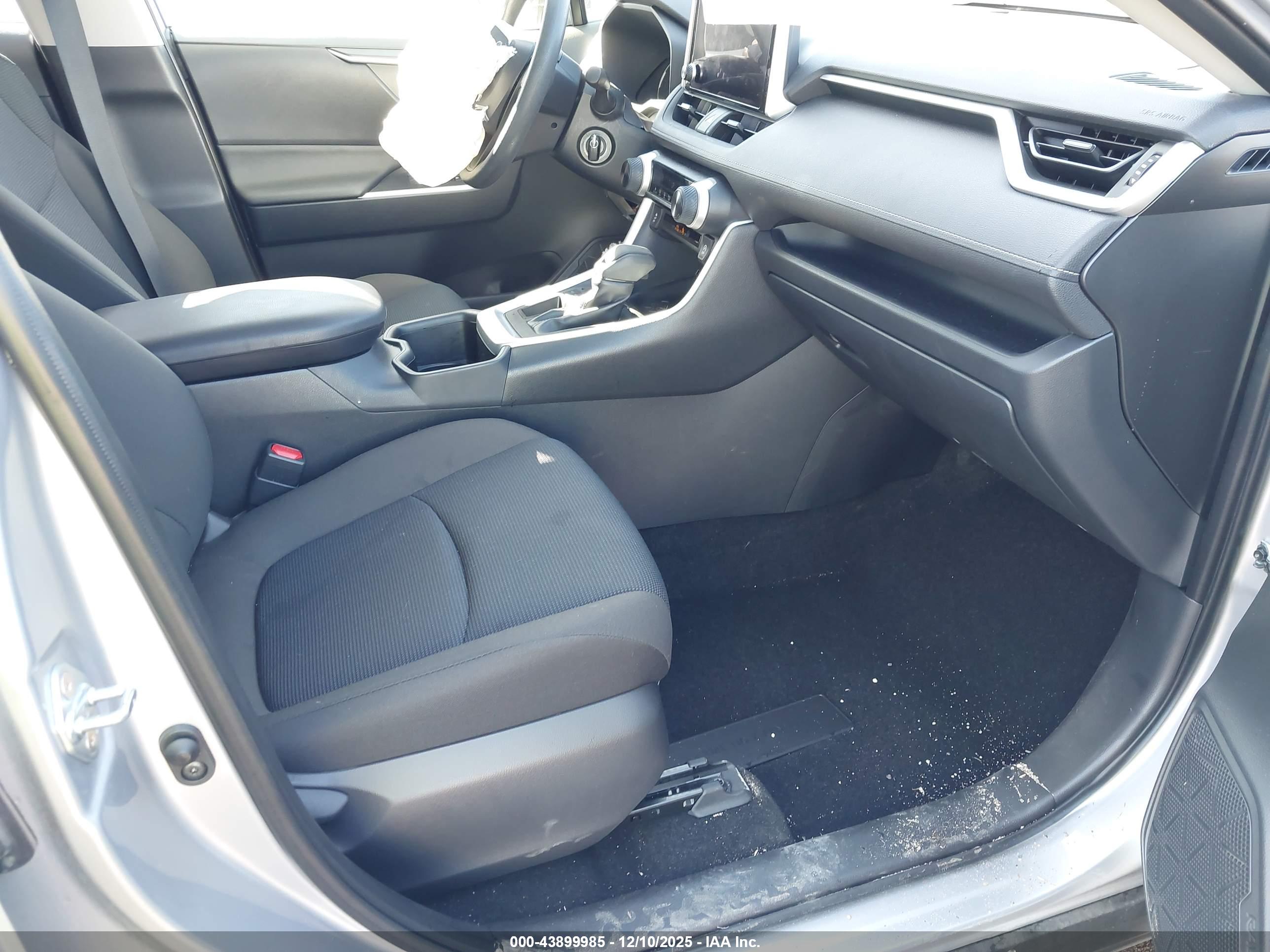TOYOTA RAV4 image 5