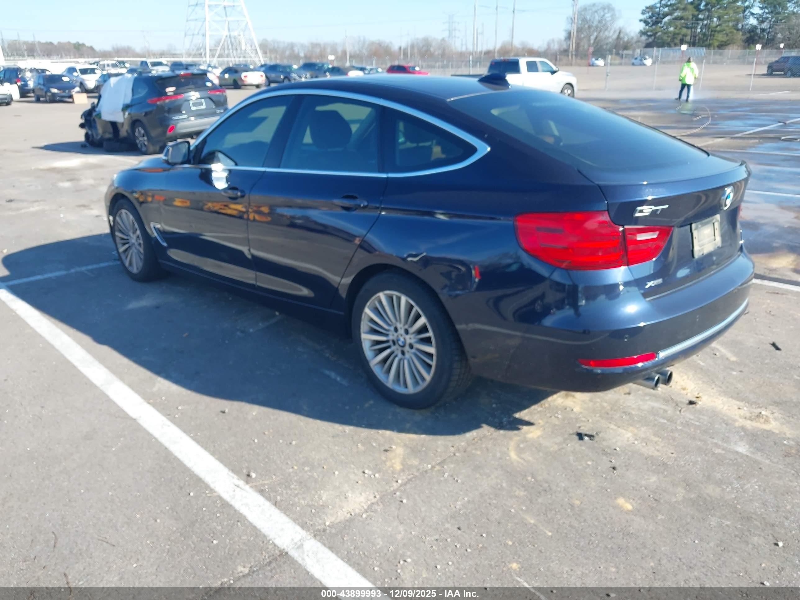 BMW 328I image 3