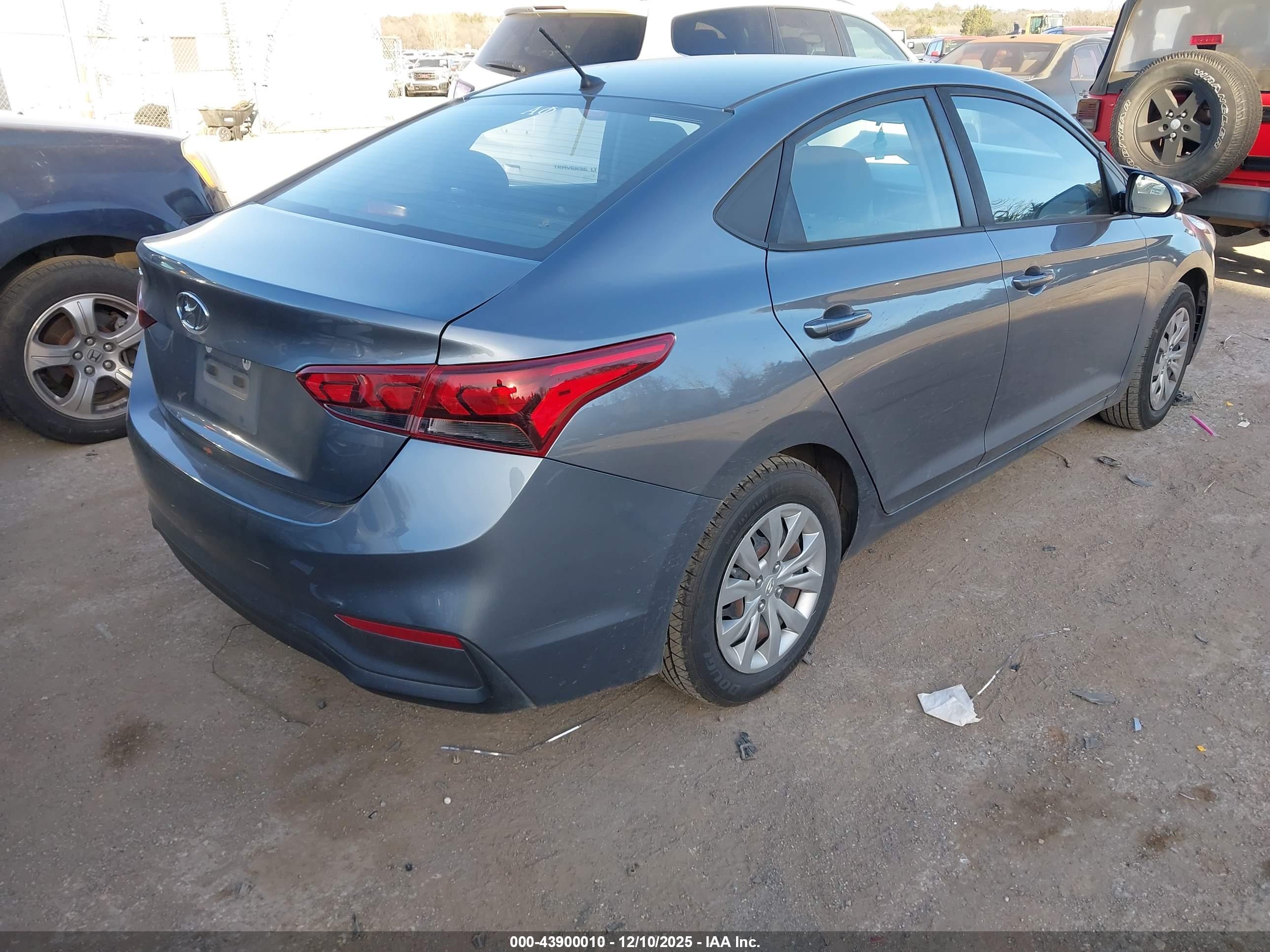 HYUNDAI ACCENT image 4