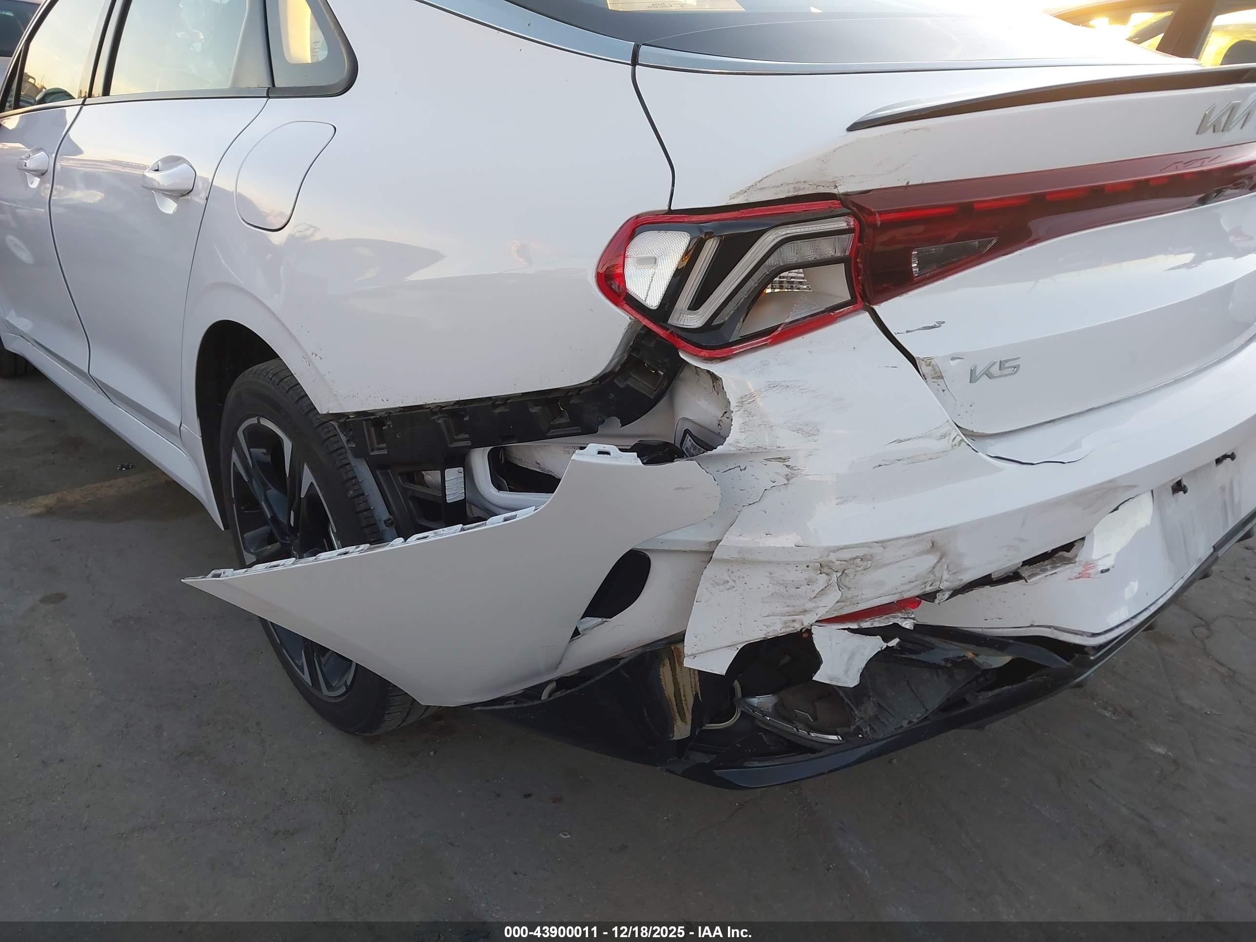 KIA K5 image 6