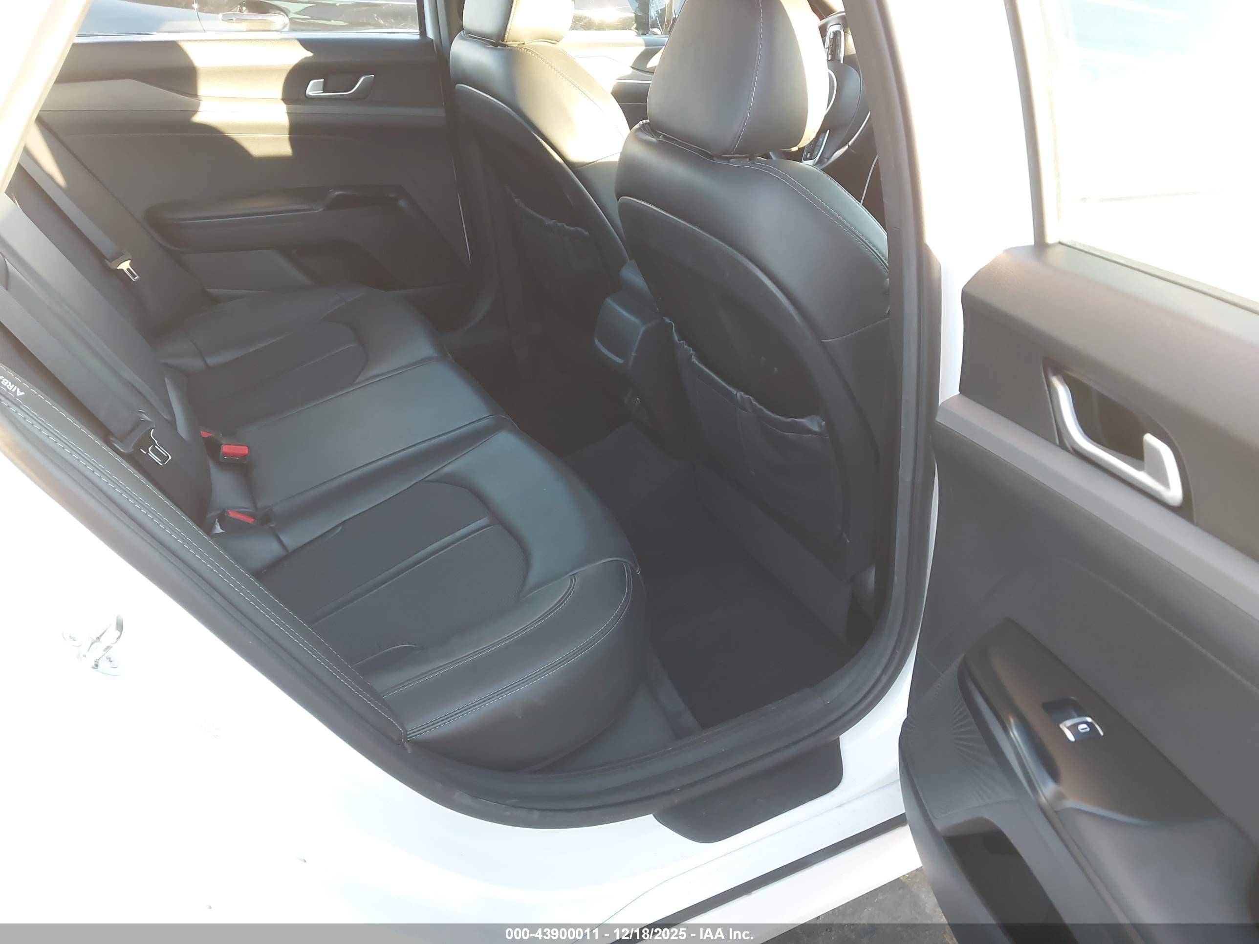 KIA K5 image 8