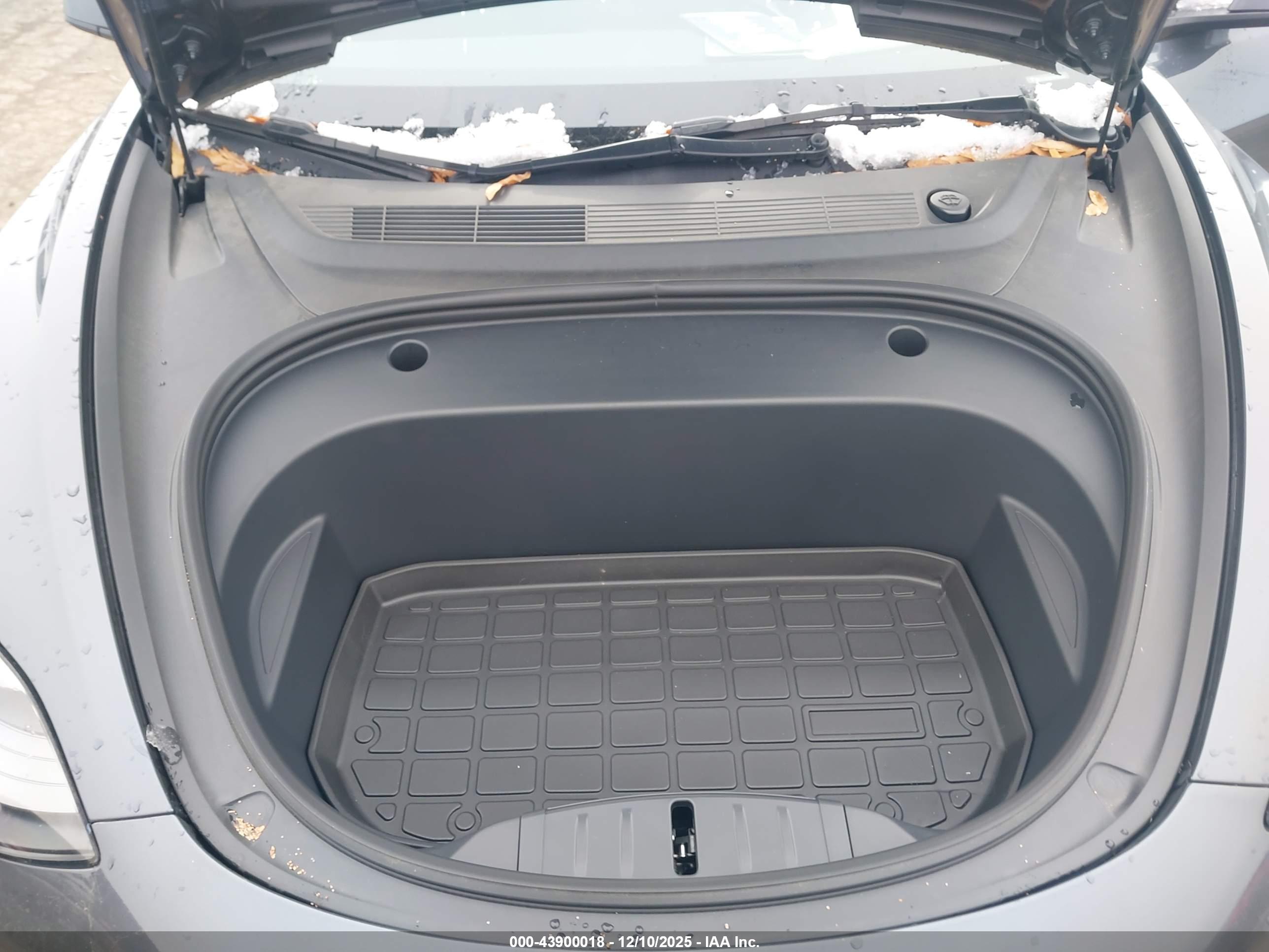 TESLA MODEL image 10