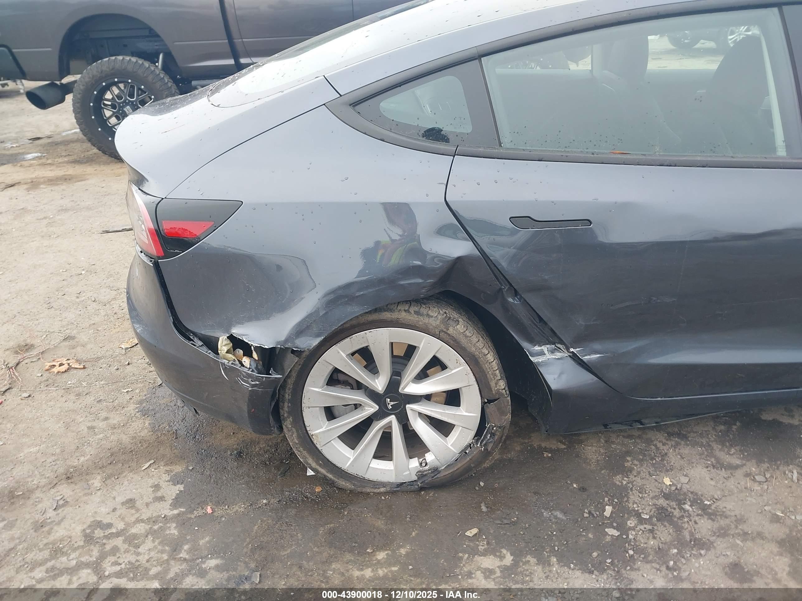 TESLA MODEL image 6