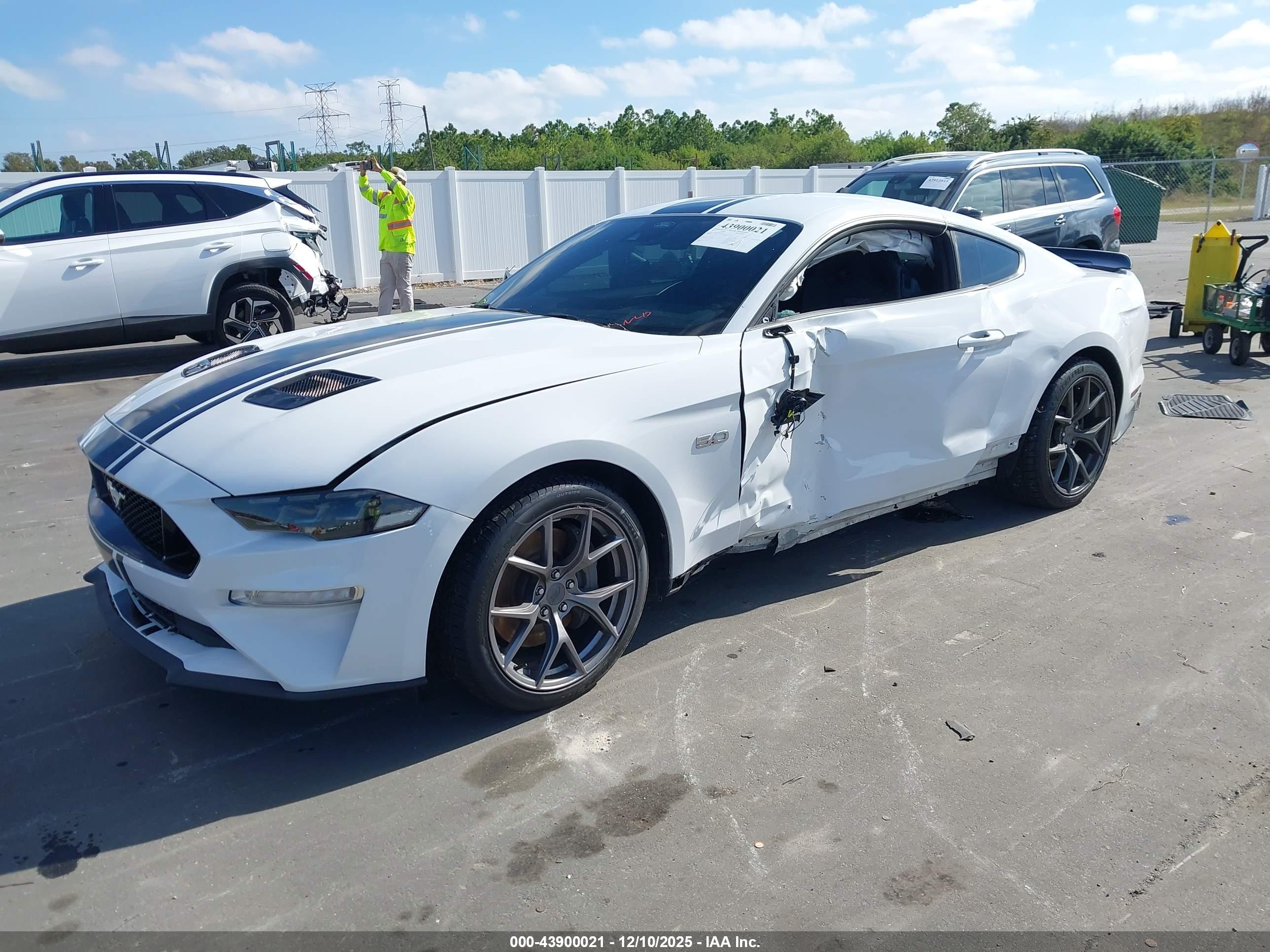 FORD MUSTANG image 2