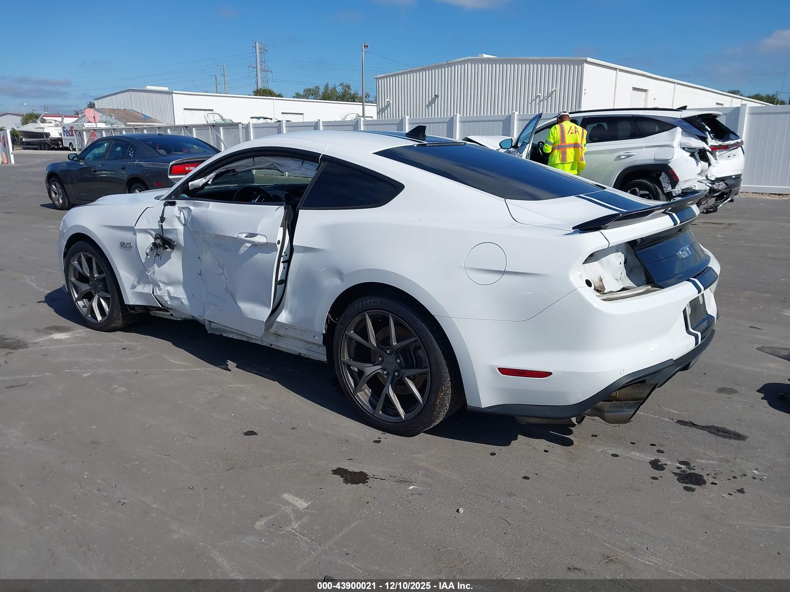 FORD MUSTANG image 3