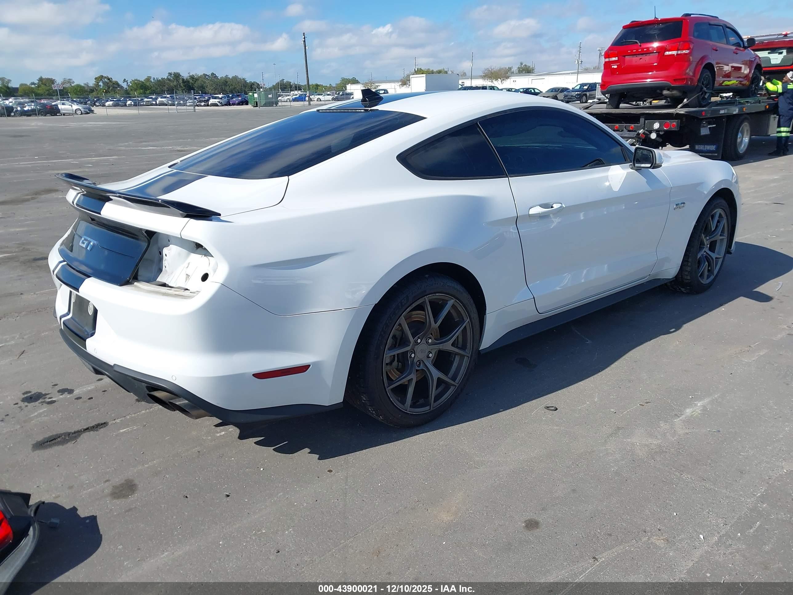 FORD MUSTANG image 4
