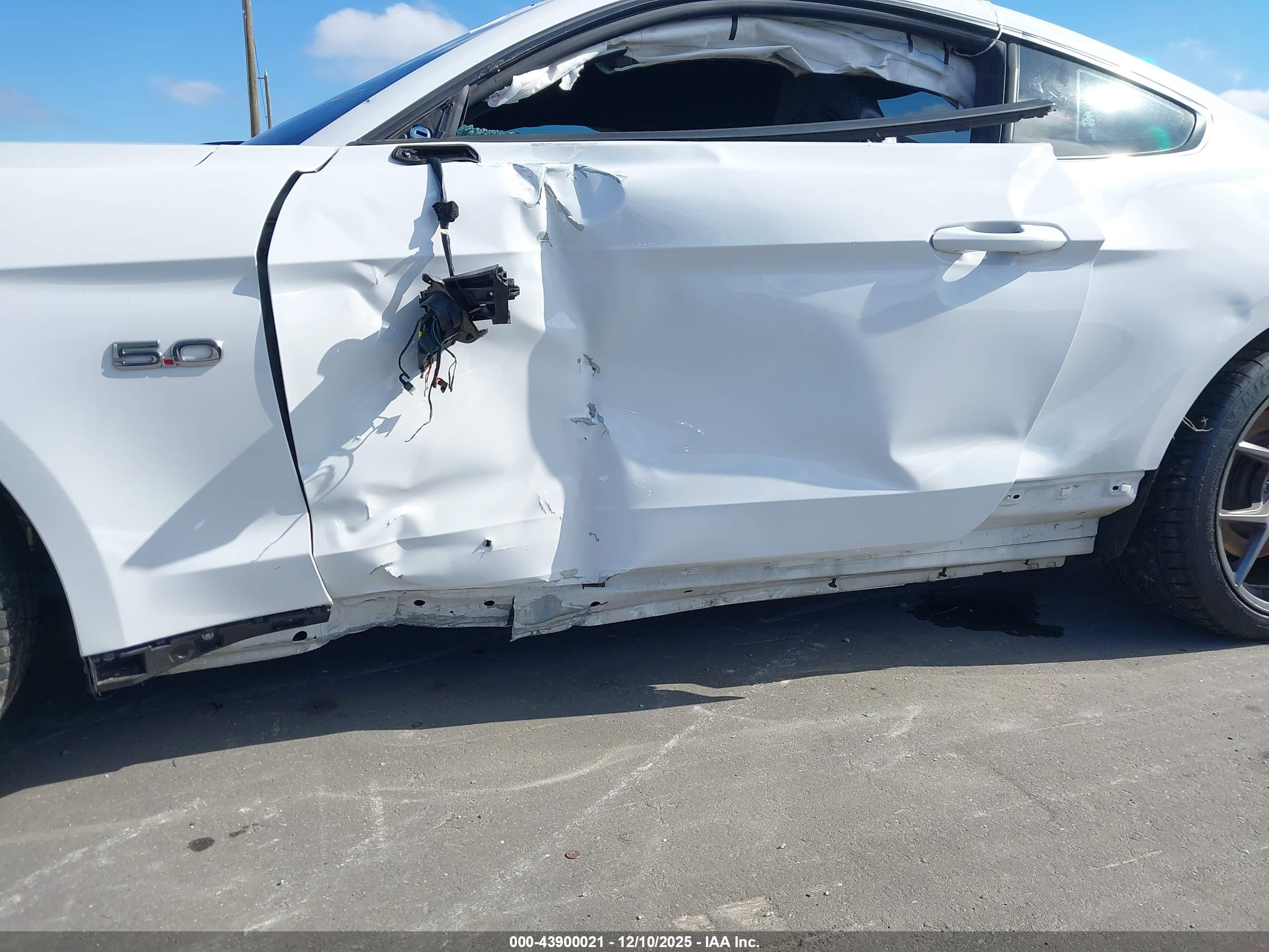 FORD MUSTANG image 6