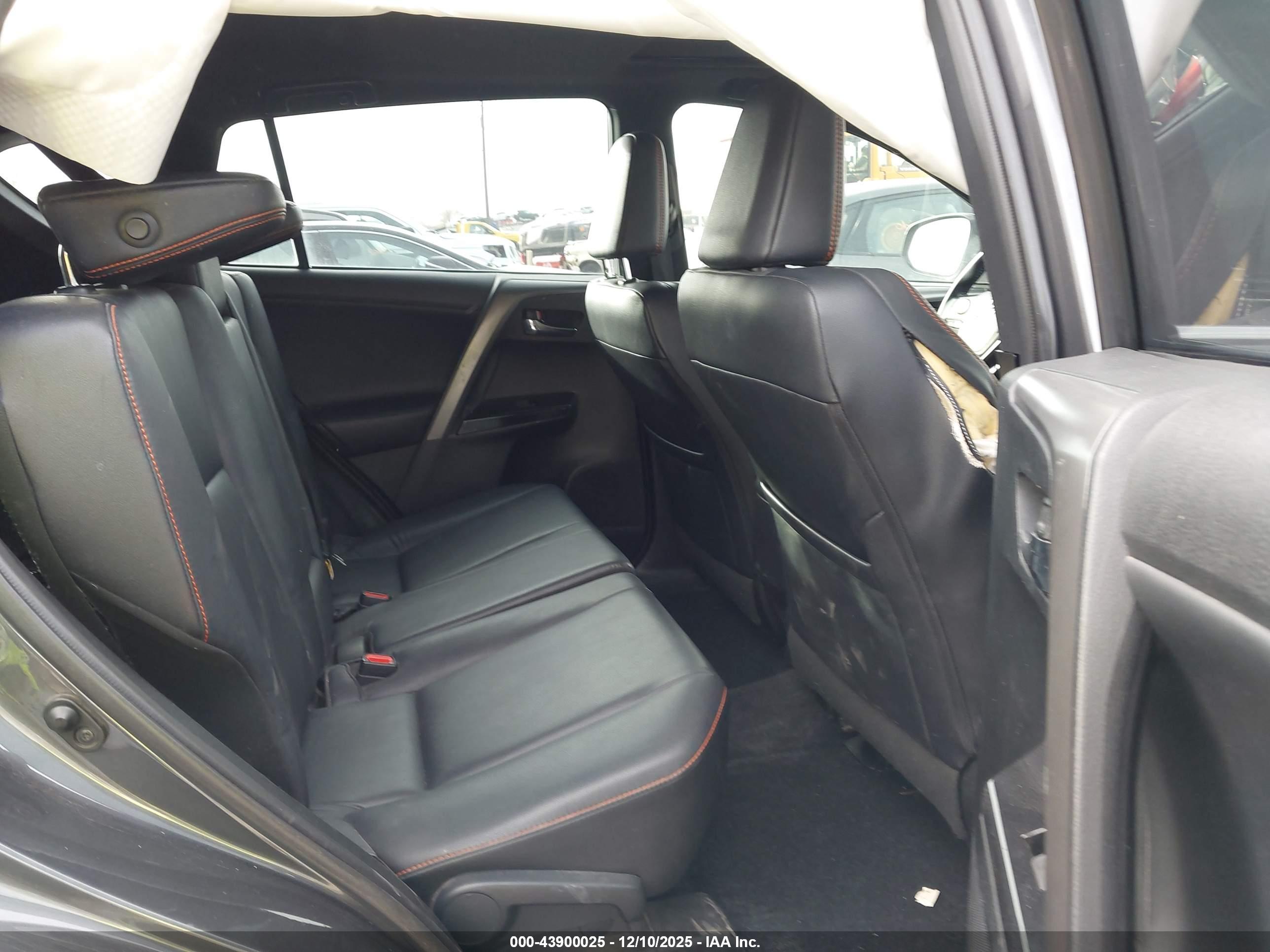 TOYOTA RAV4 image 8