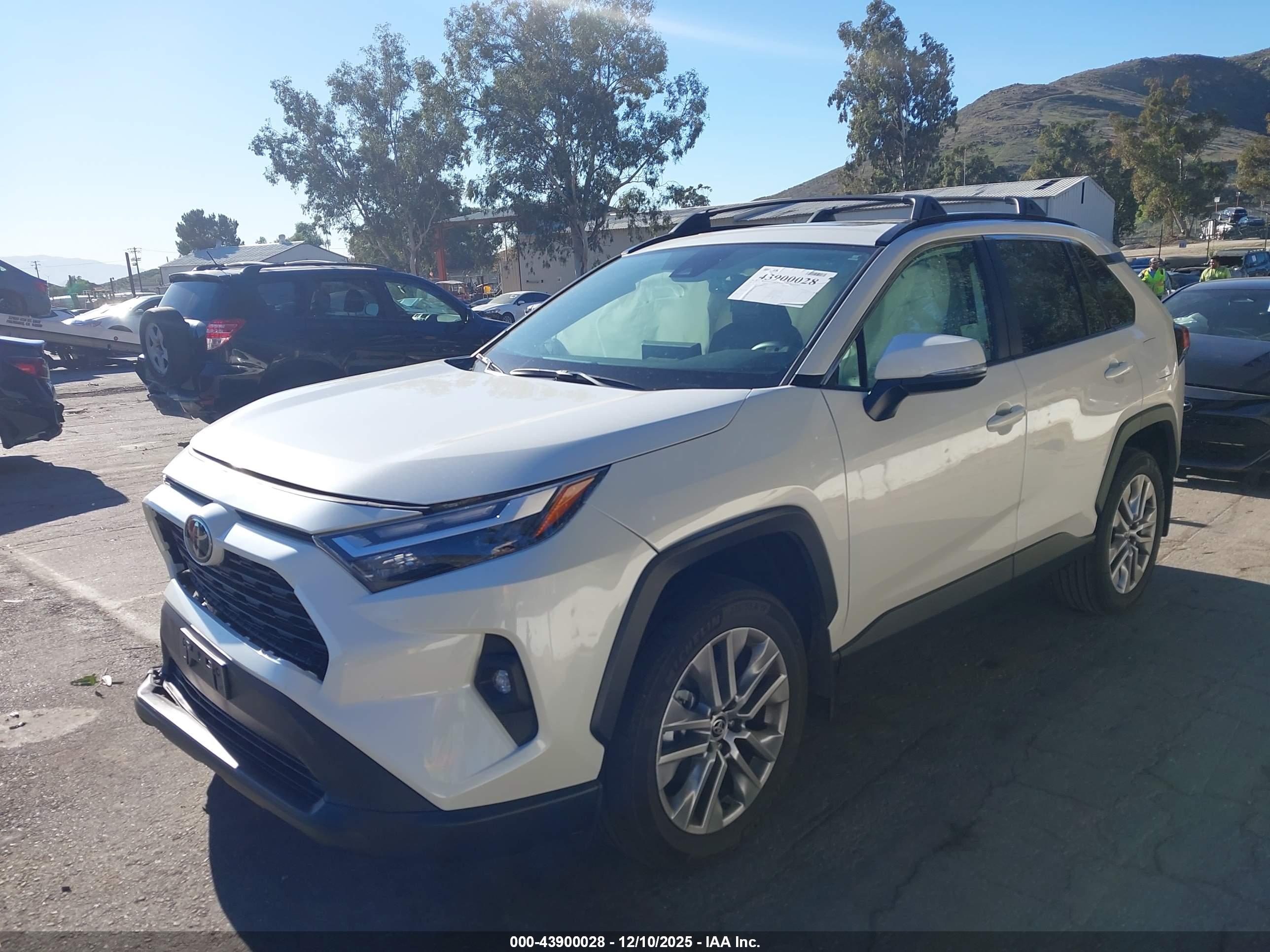 TOYOTA RAV4 image 2