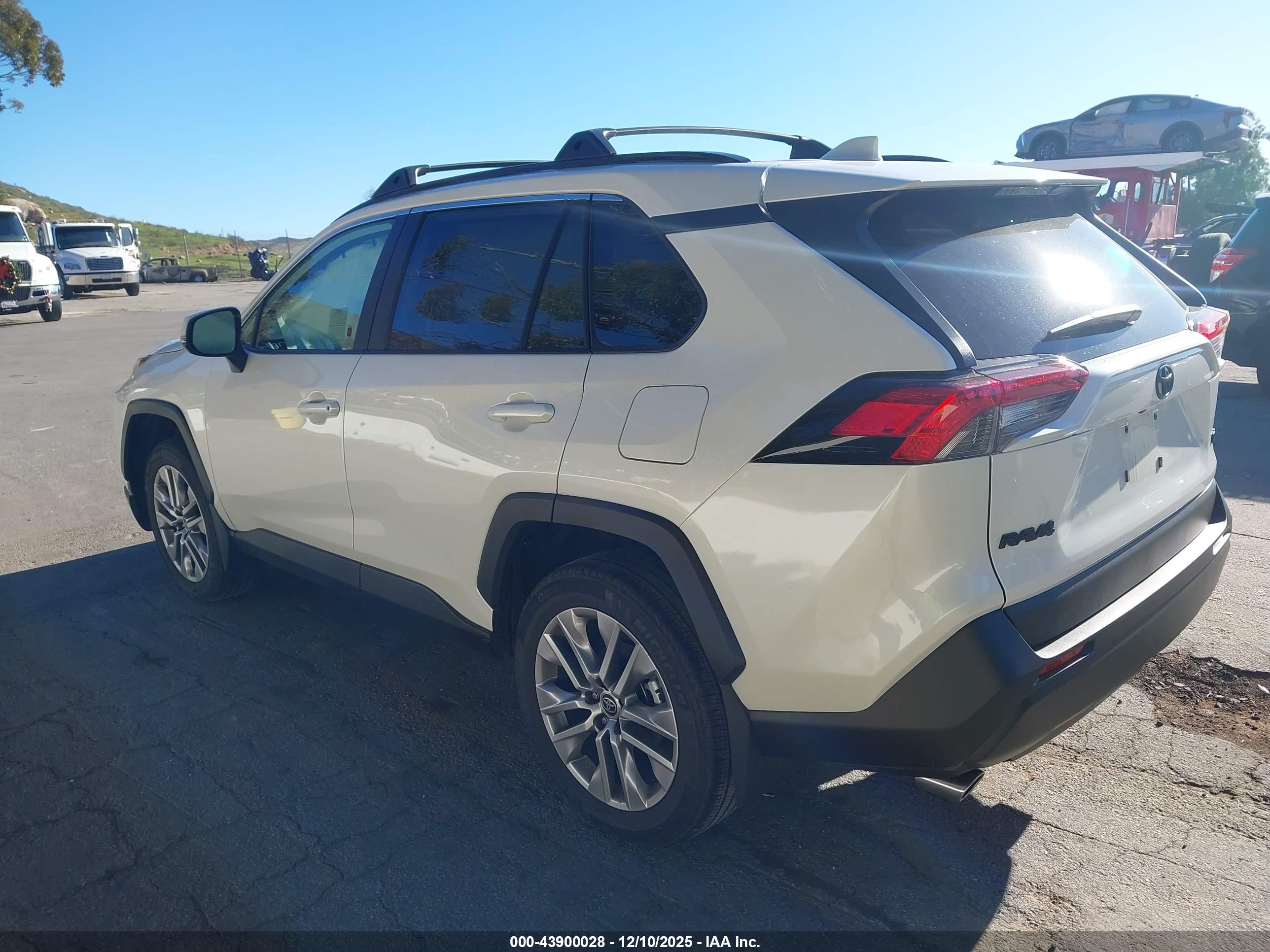 TOYOTA RAV4 image 3