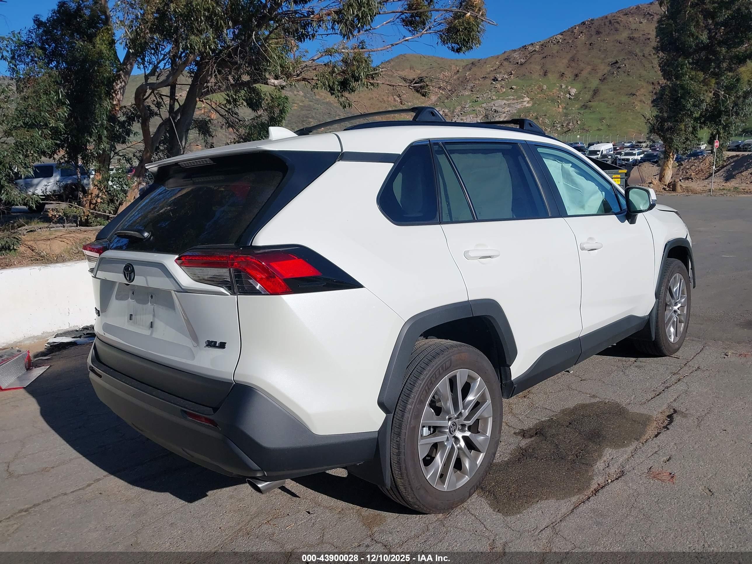 TOYOTA RAV4 image 4