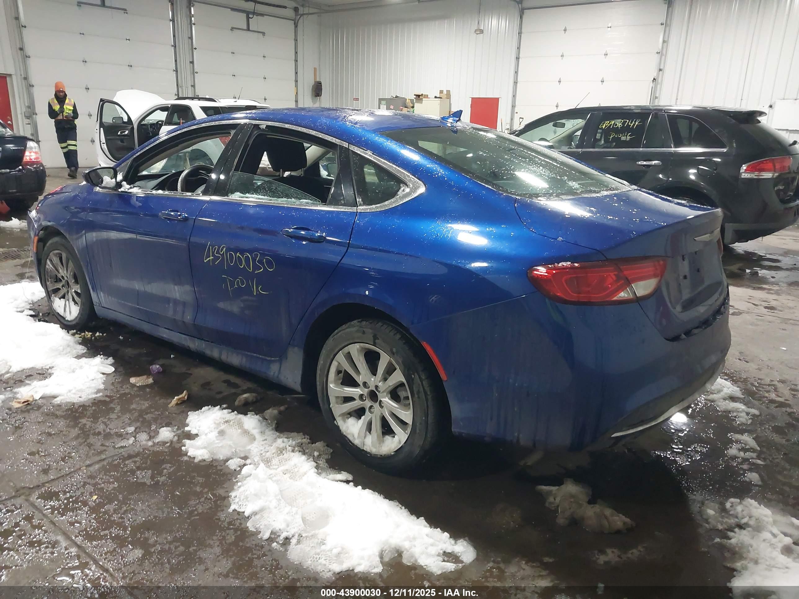 CHRYSLER 200 image 3