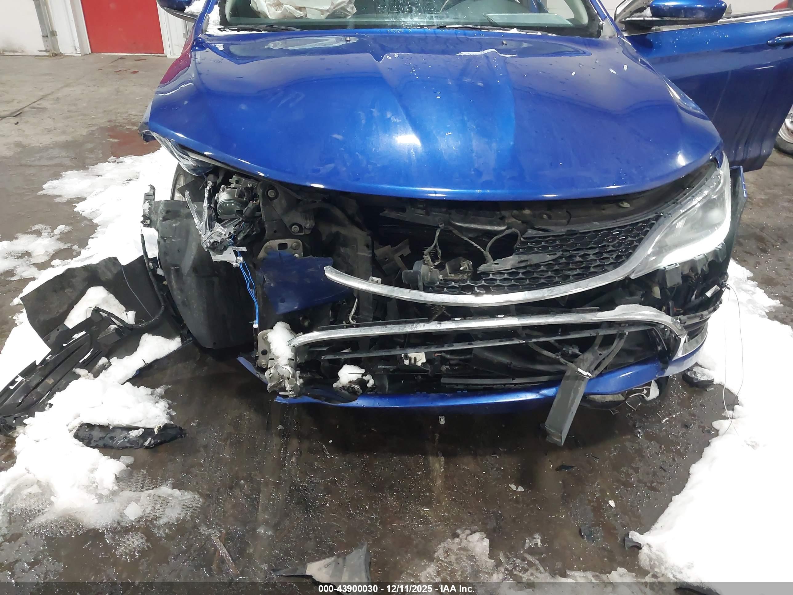 CHRYSLER 200 image 6