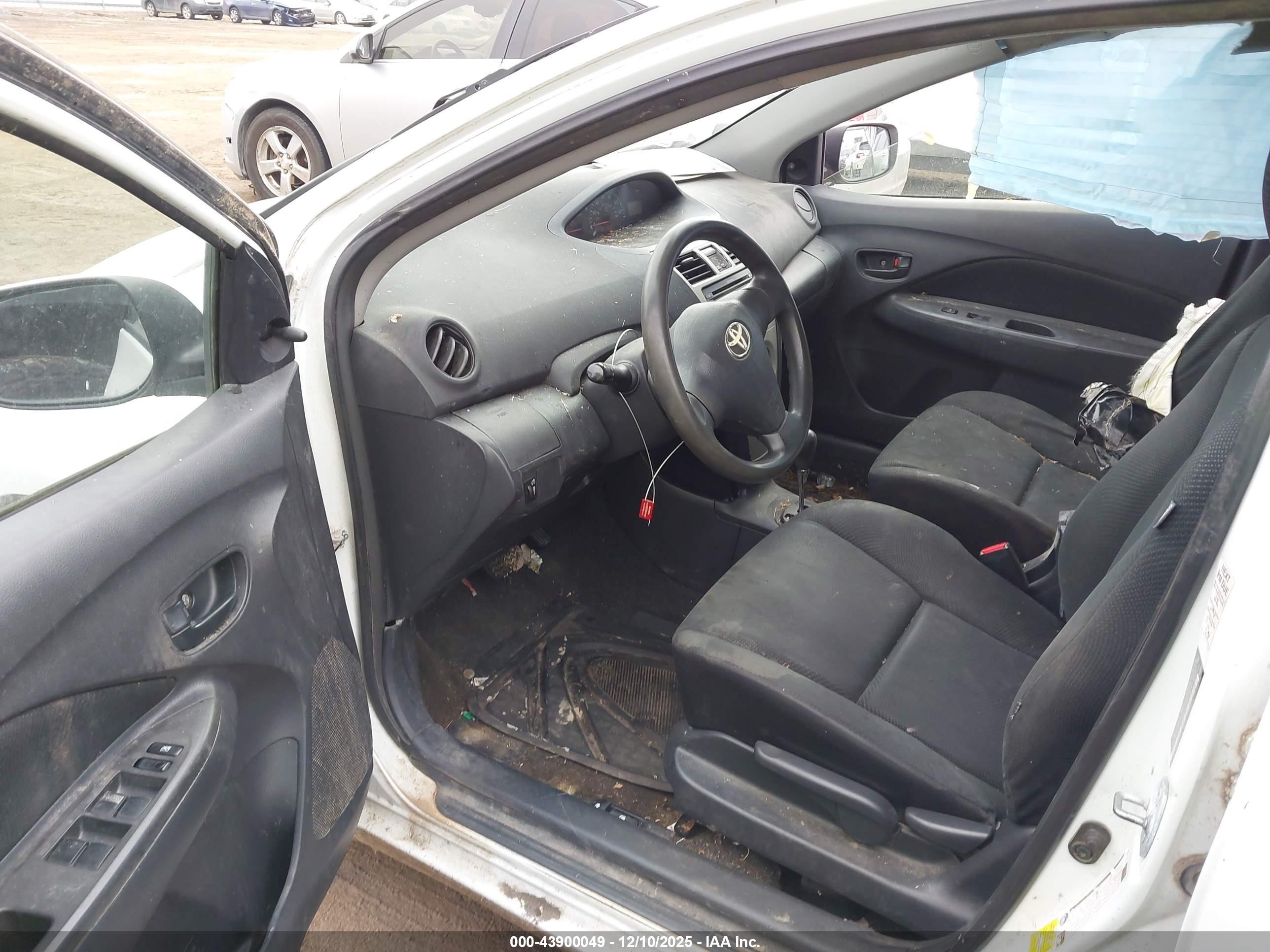 TOYOTA YARIS image 5