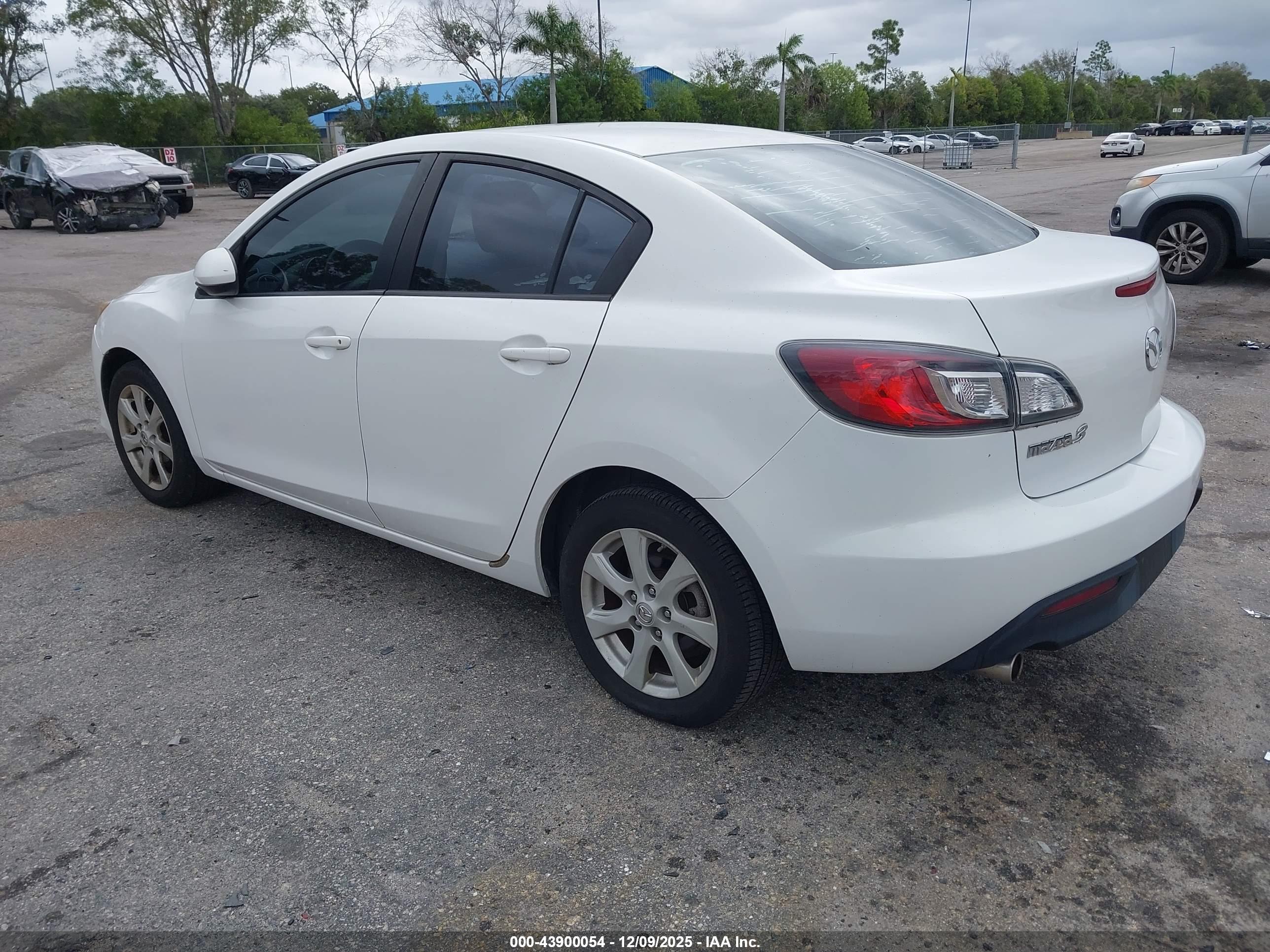 MAZDA MAZDA3 image 3