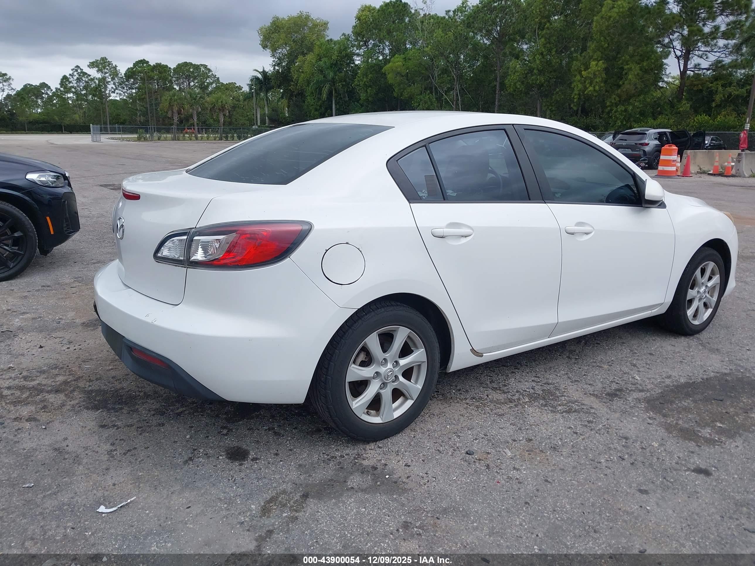 MAZDA MAZDA3 image 4