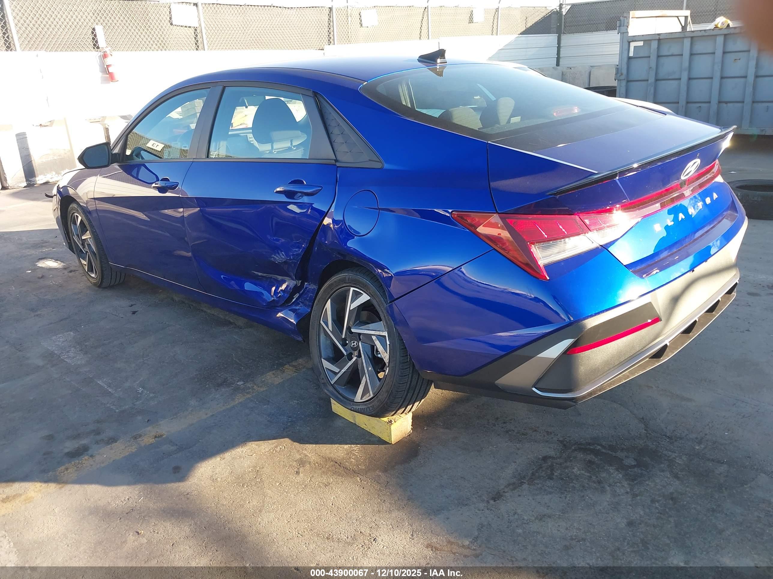 HYUNDAI ELANTRA image 3