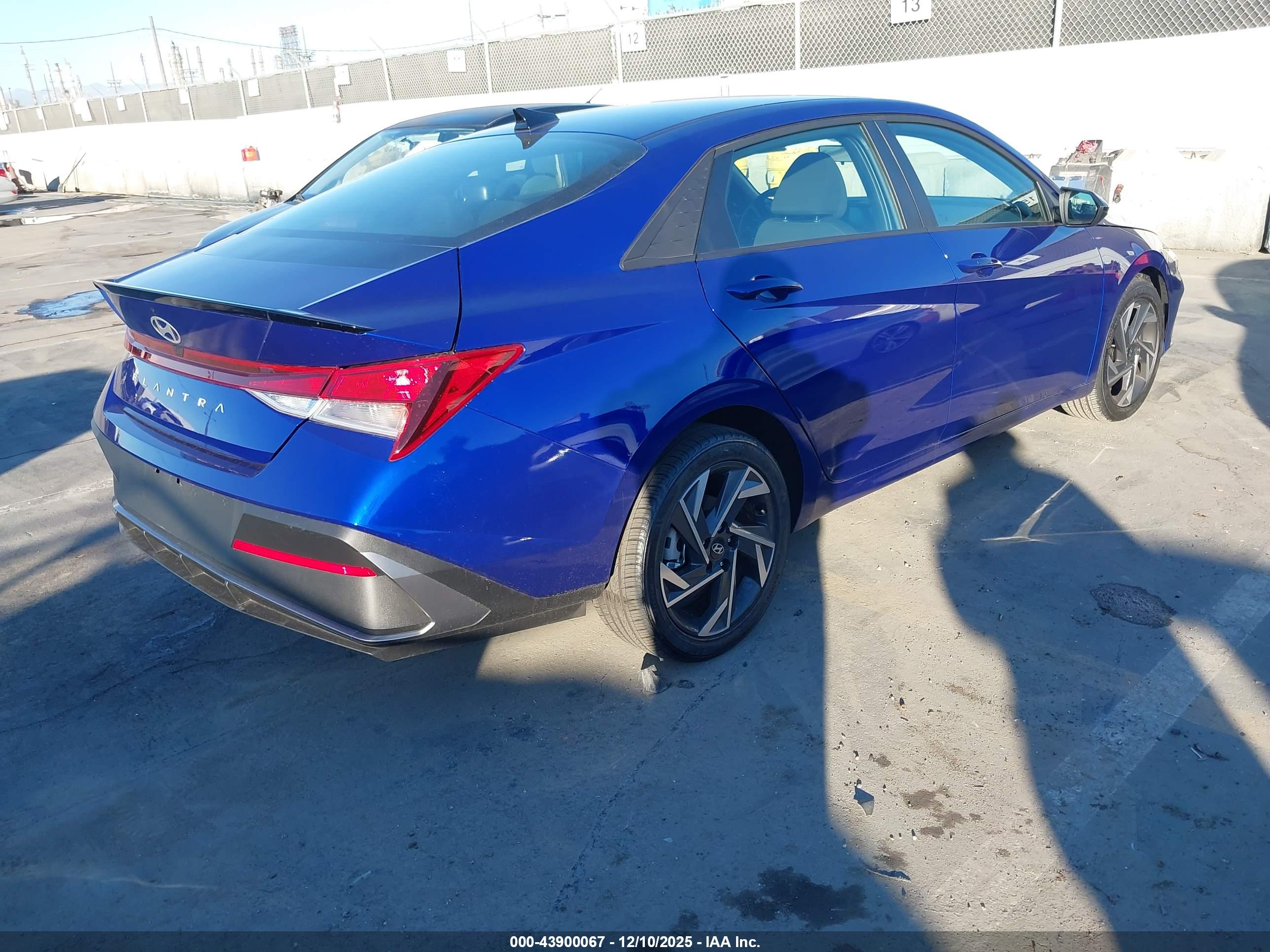 HYUNDAI ELANTRA image 4