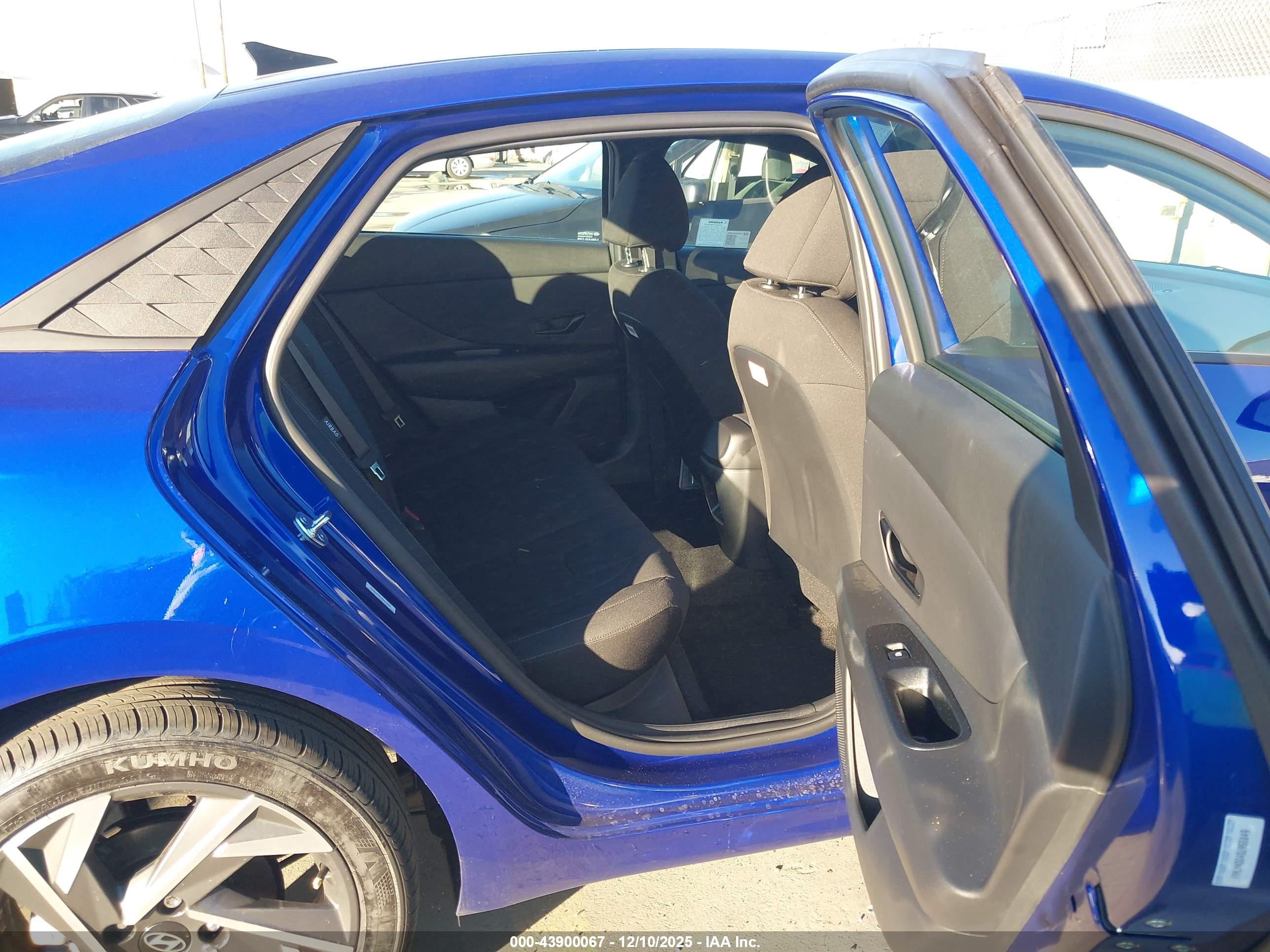HYUNDAI ELANTRA image 8
