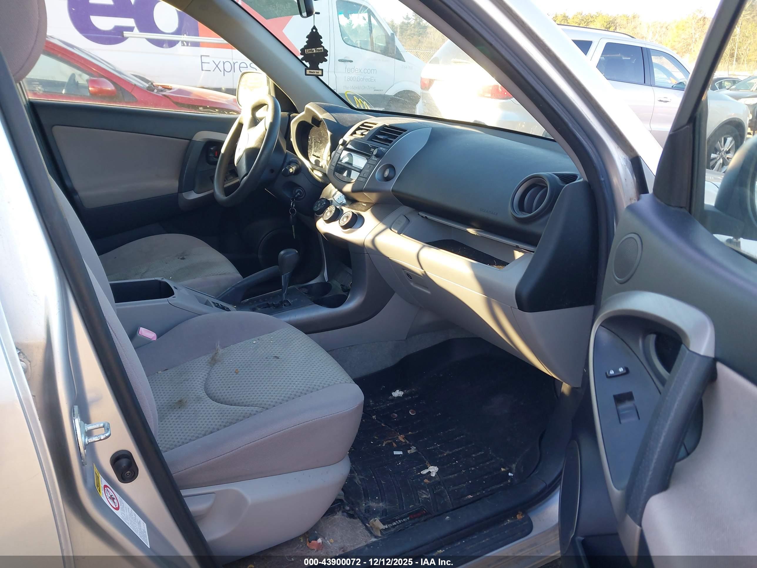 TOYOTA RAV4 image 5