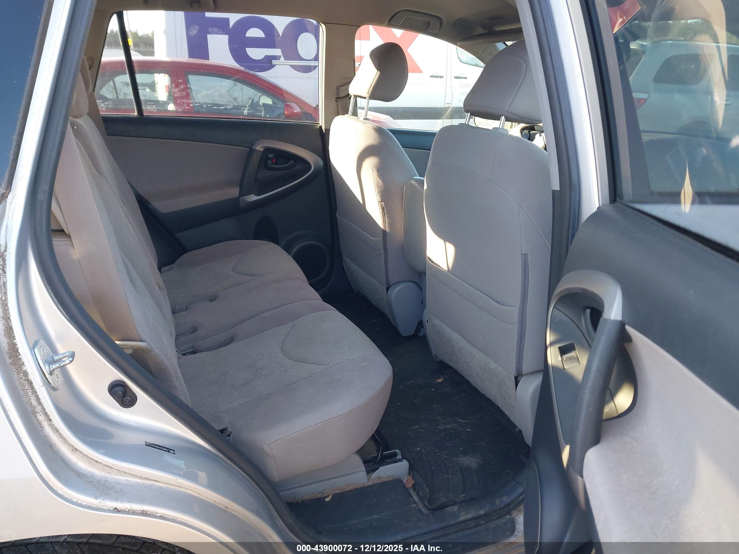 TOYOTA RAV4 image 8