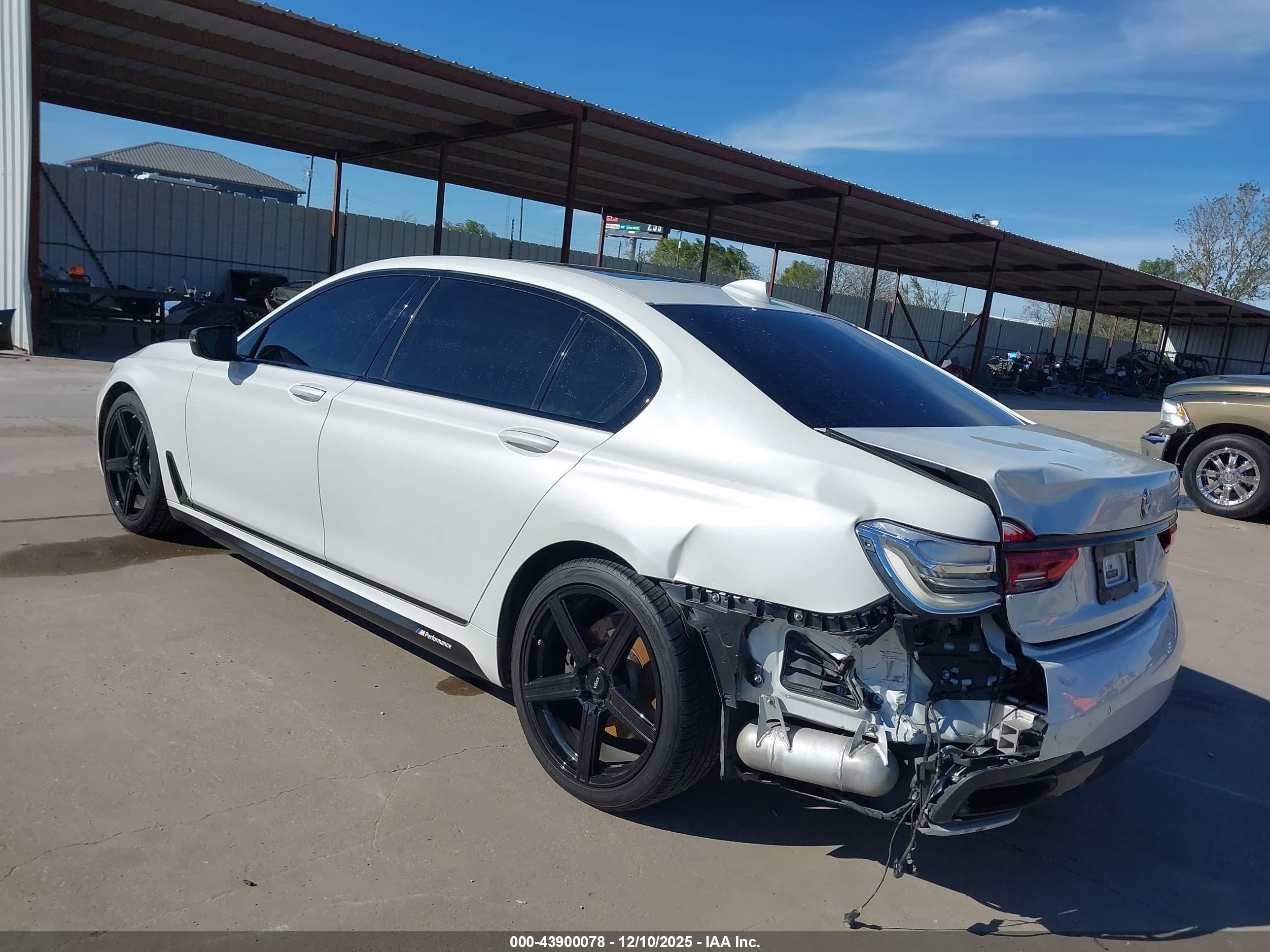 BMW 750I image 3