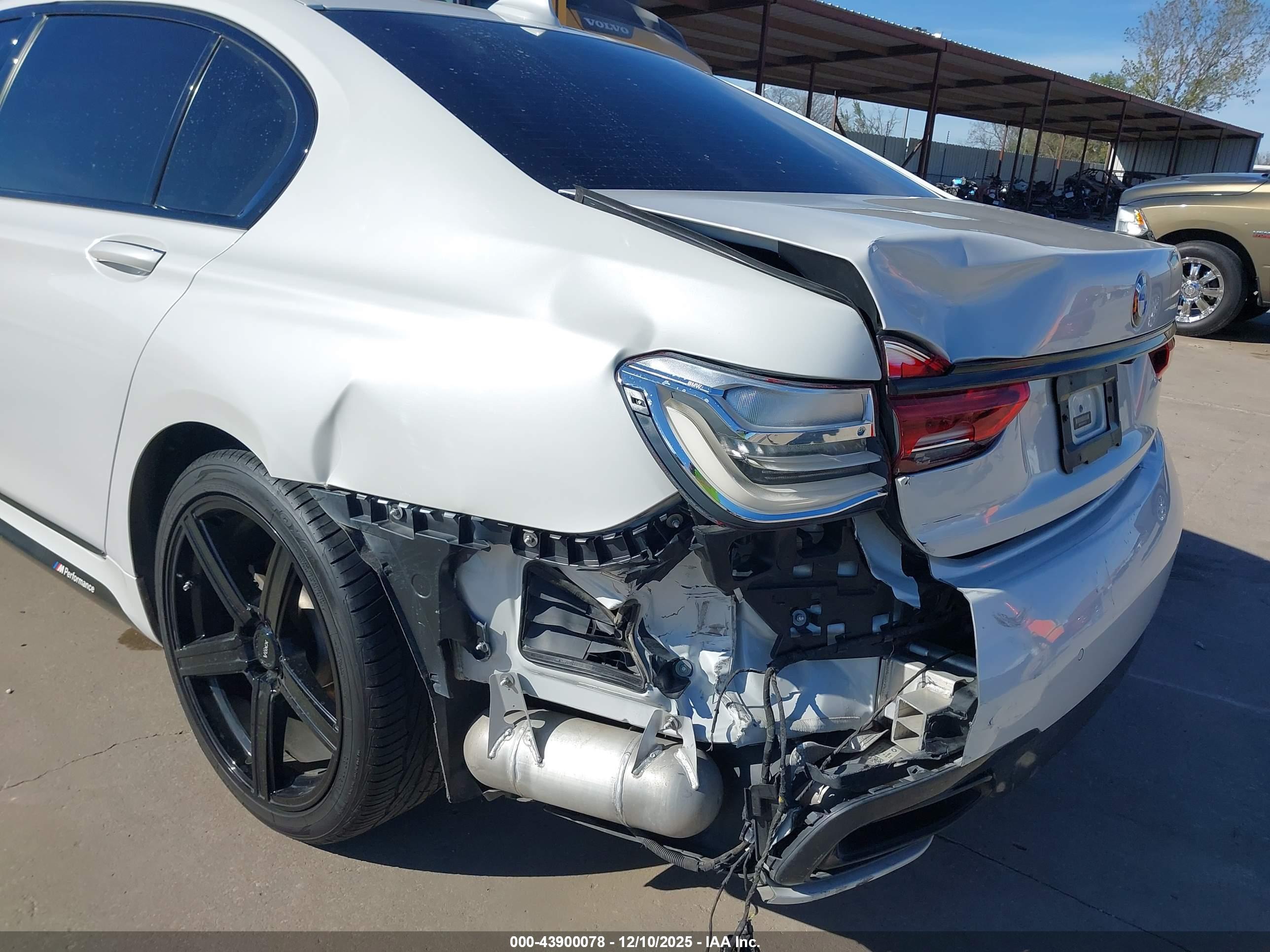 BMW 750I image 6