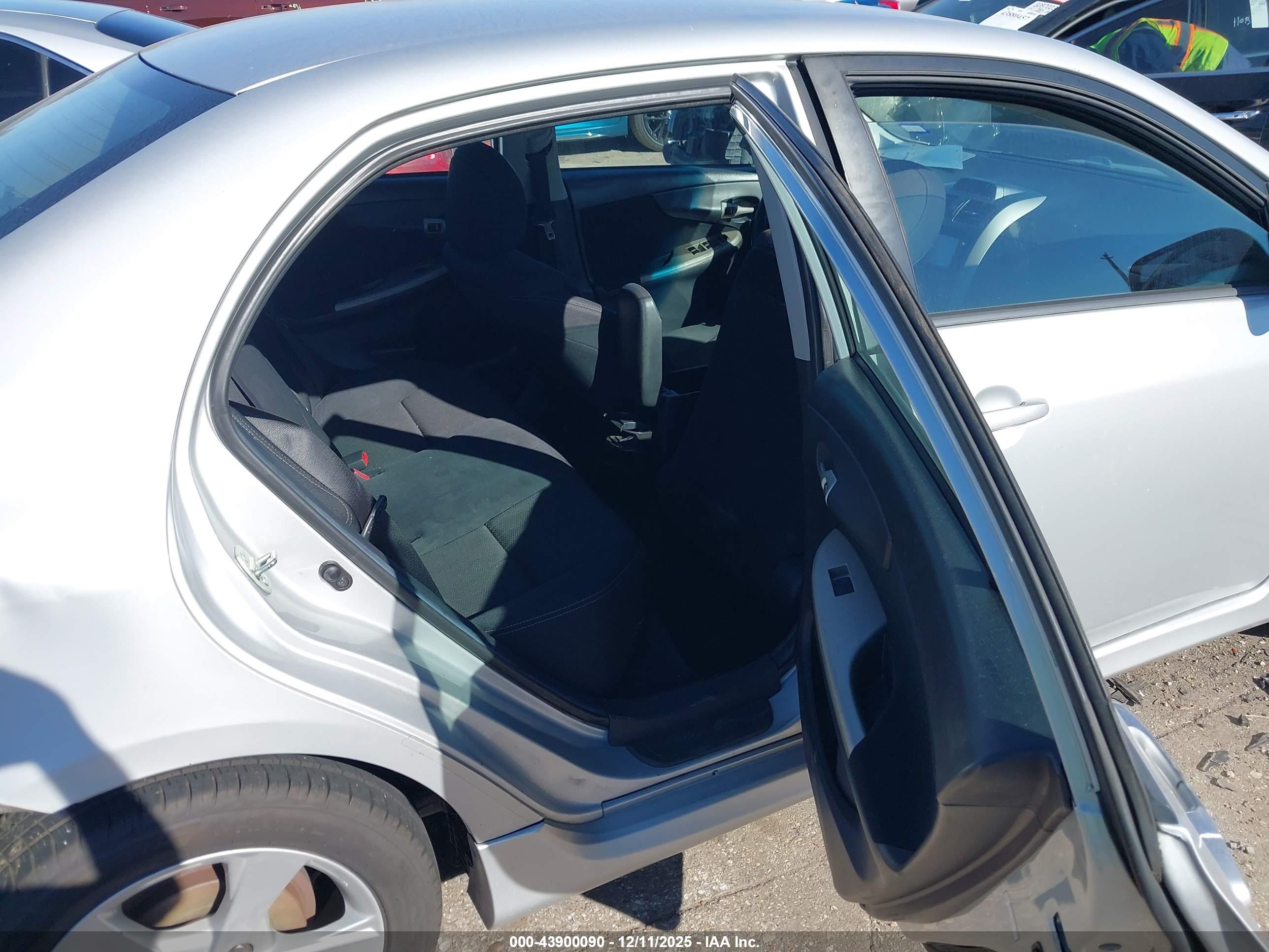 TOYOTA COROLLA image 8