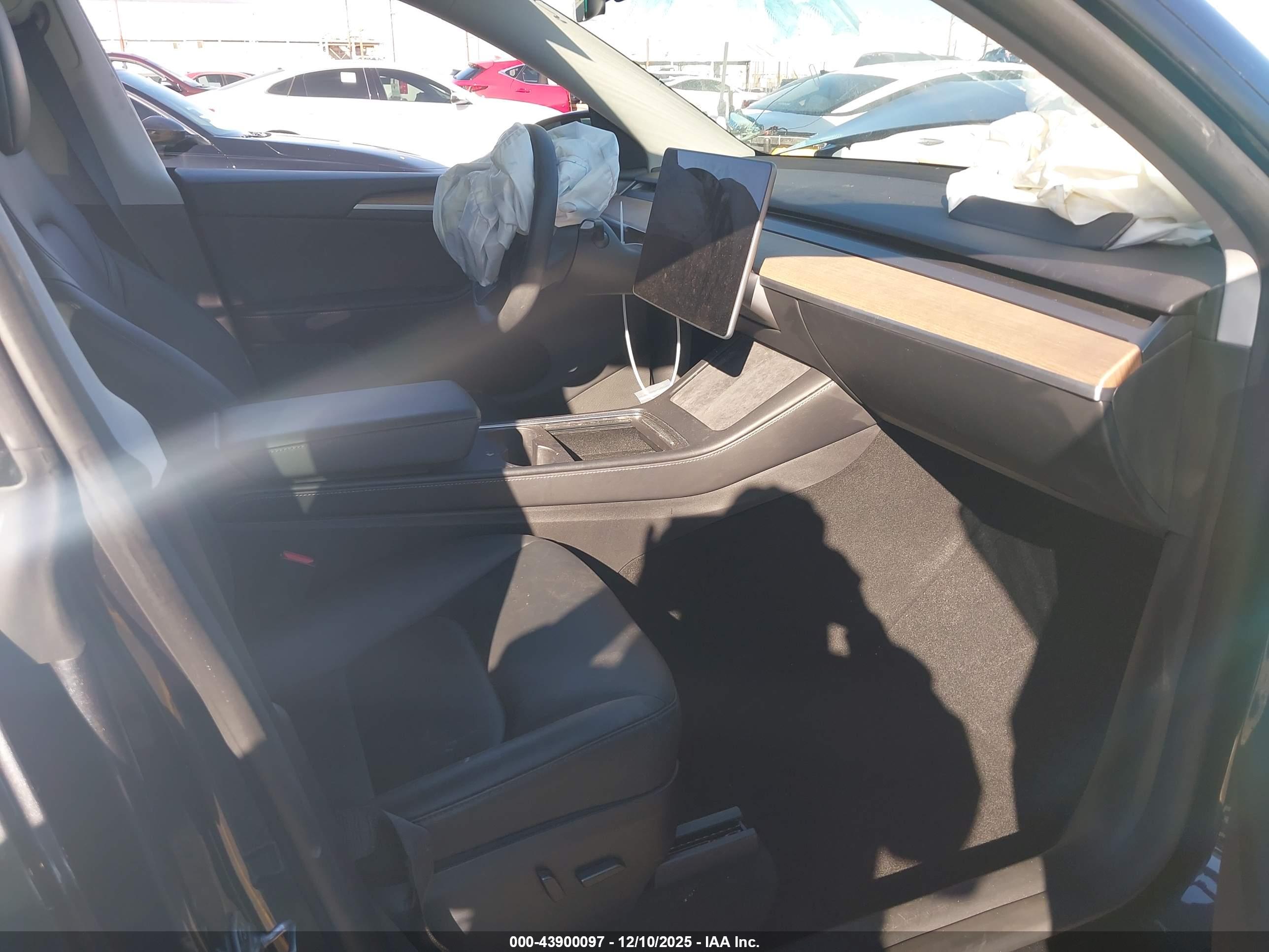 TESLA MODEL image 5