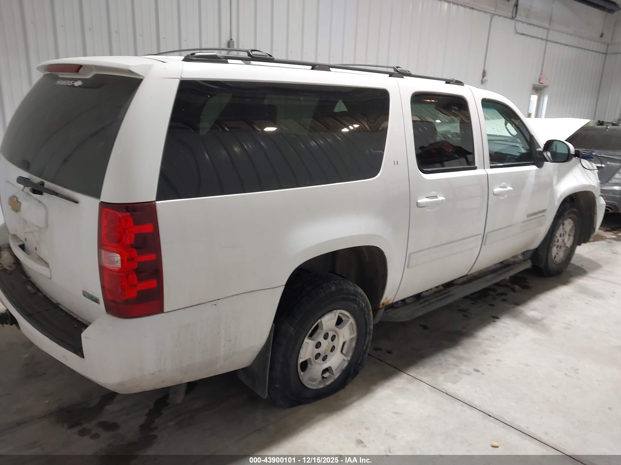 CHEVROLET SUBURBAN image 4