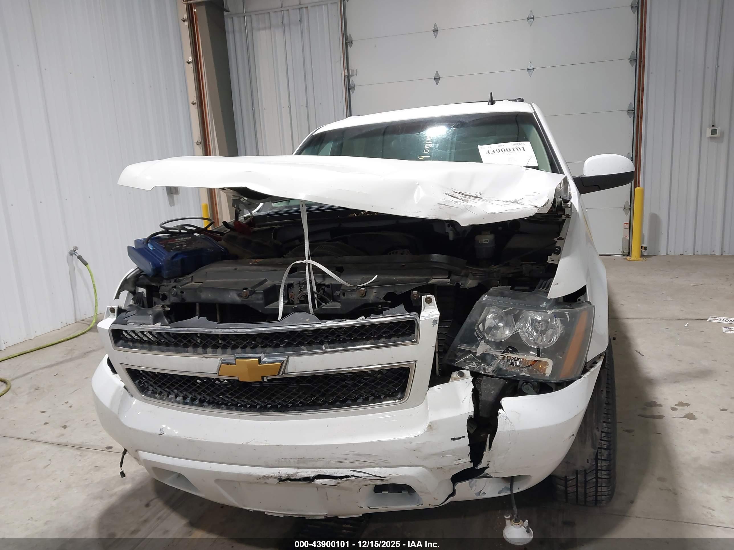 CHEVROLET SUBURBAN image 6