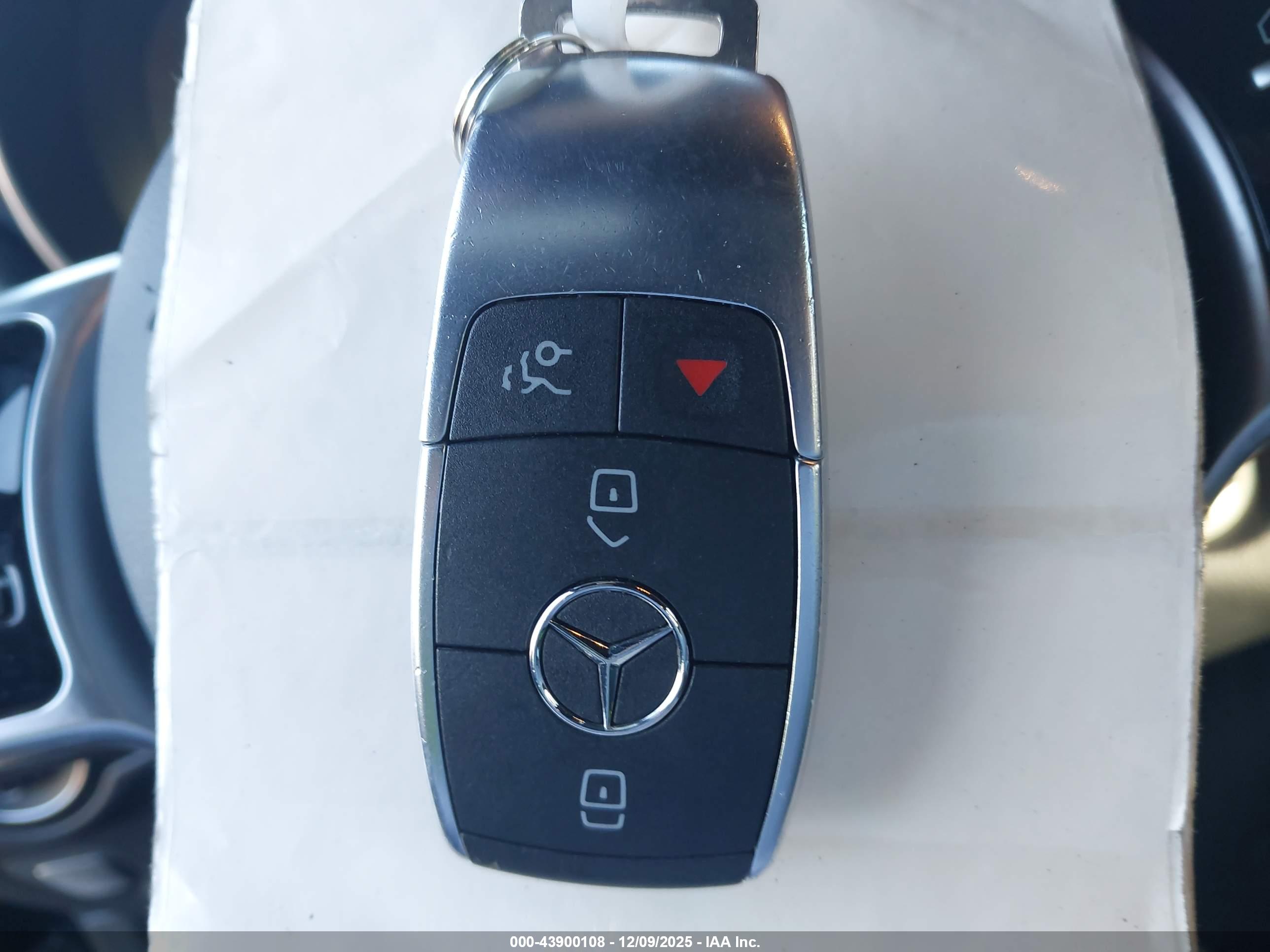 MERCEDES-BENZ GLC image 11