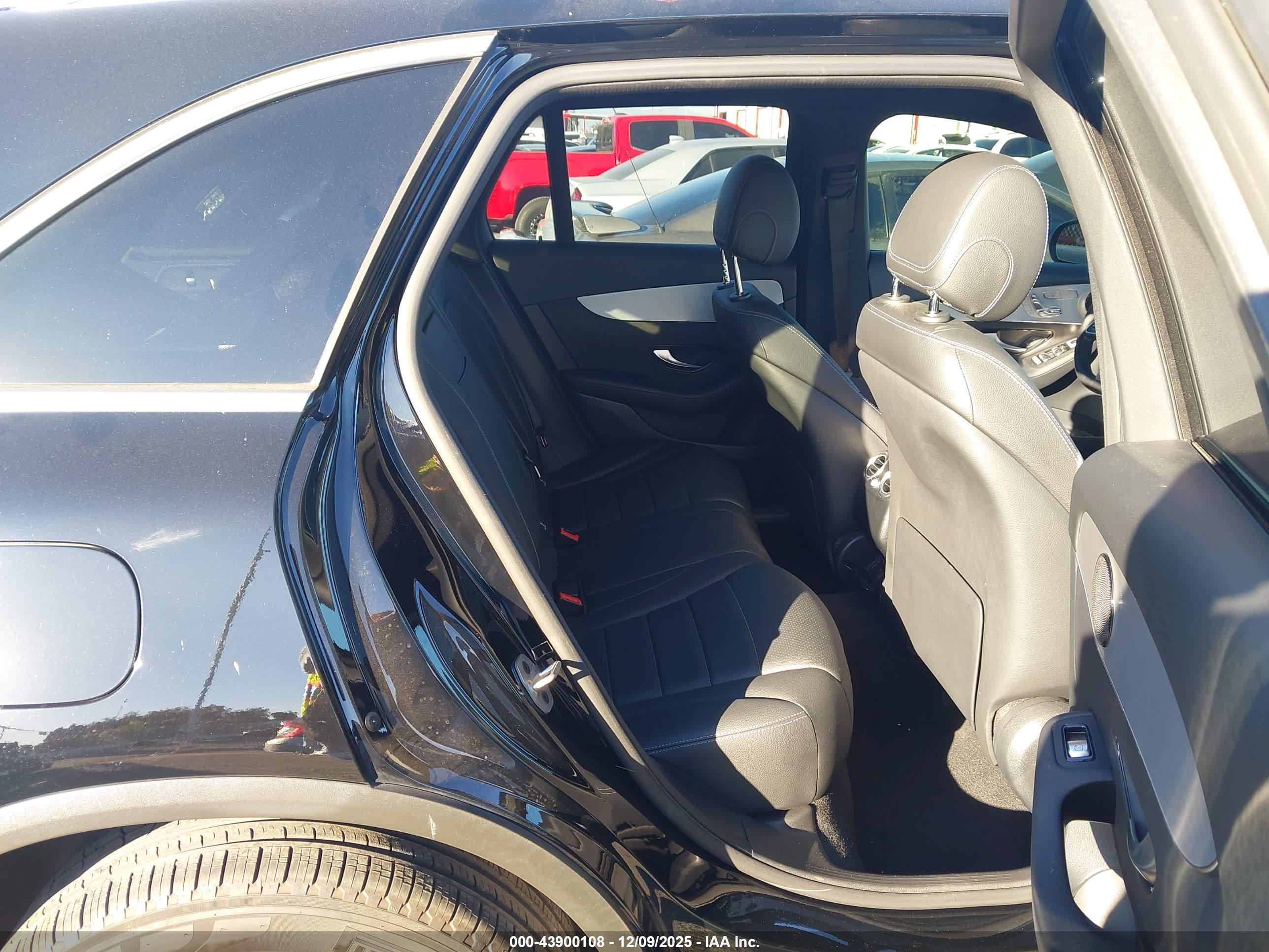MERCEDES-BENZ GLC image 8