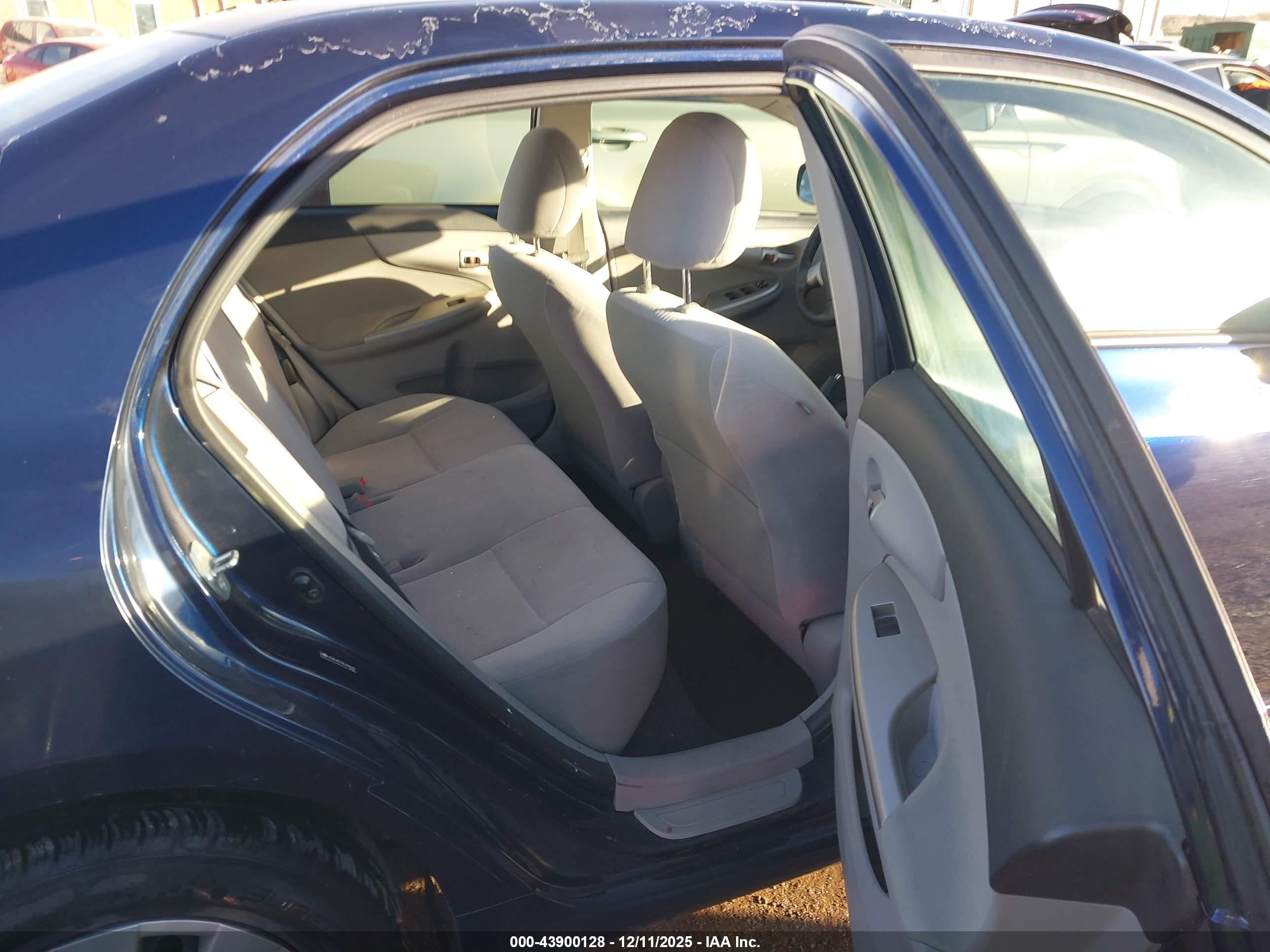 TOYOTA COROLLA image 8