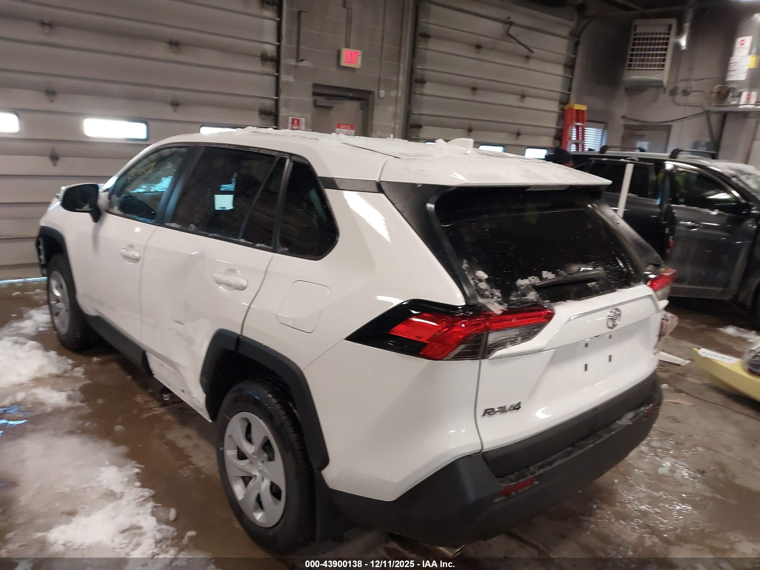 TOYOTA RAV4 image 3