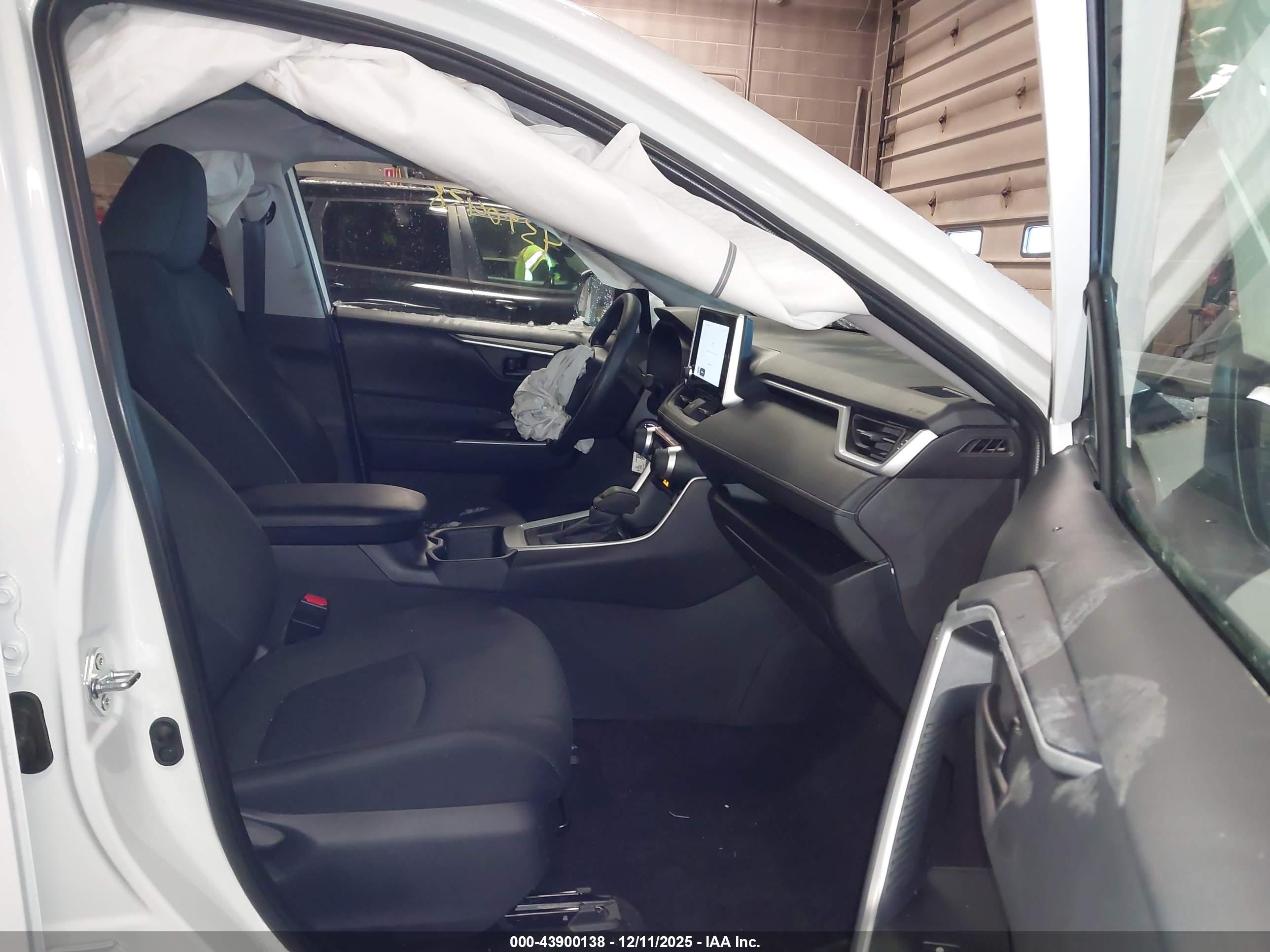 TOYOTA RAV4 image 5